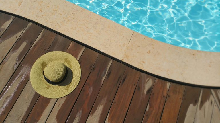 Comment aménager le tour d&rsquo;une piscine sans erreur ?