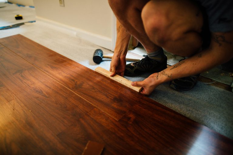 Comment bien poser du parquet stratifié soi-même ?