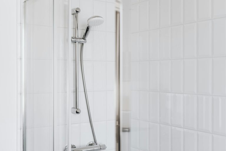 Comment enlever le noir des joints de douche ?