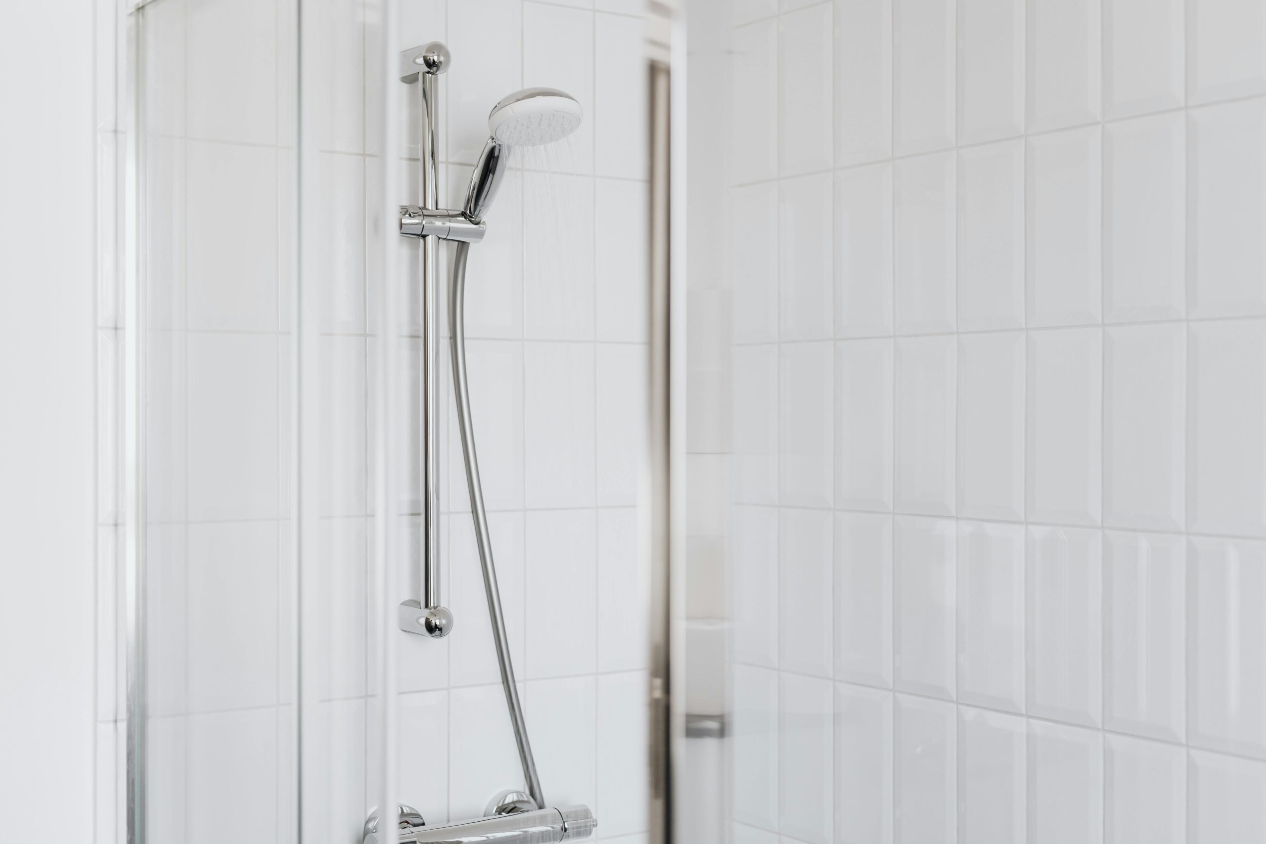 Comment enlever le noir des joints de douche