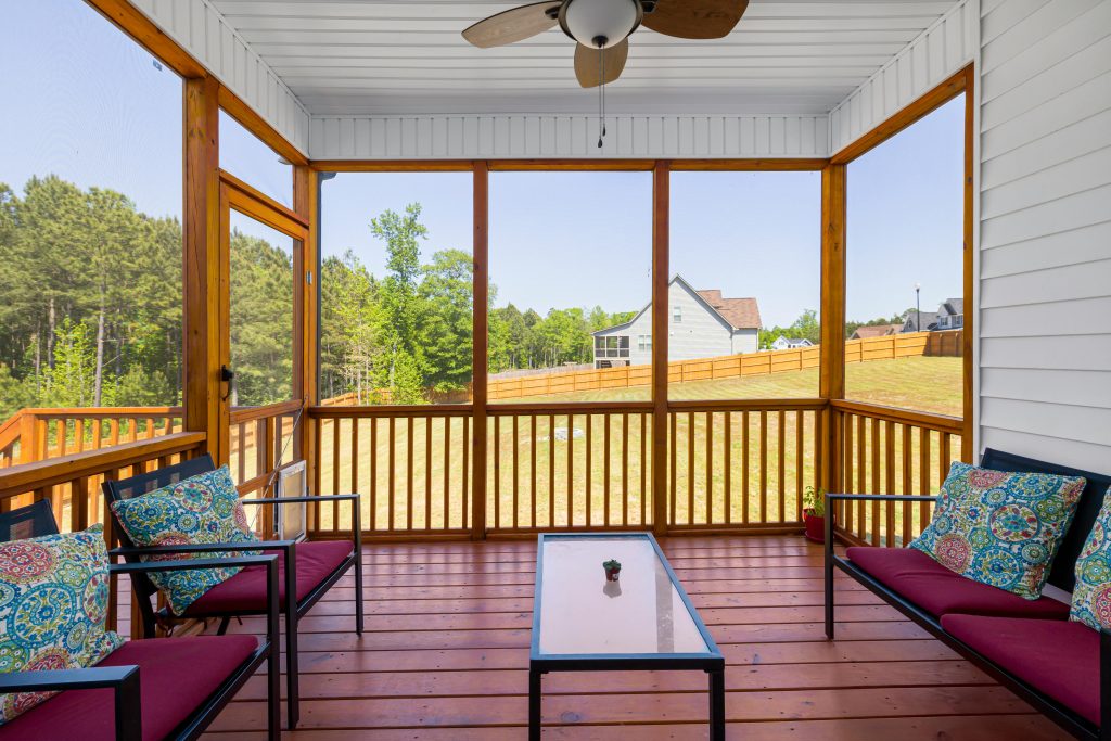 Comment fermer sa terrasse extérieure économiquement ?