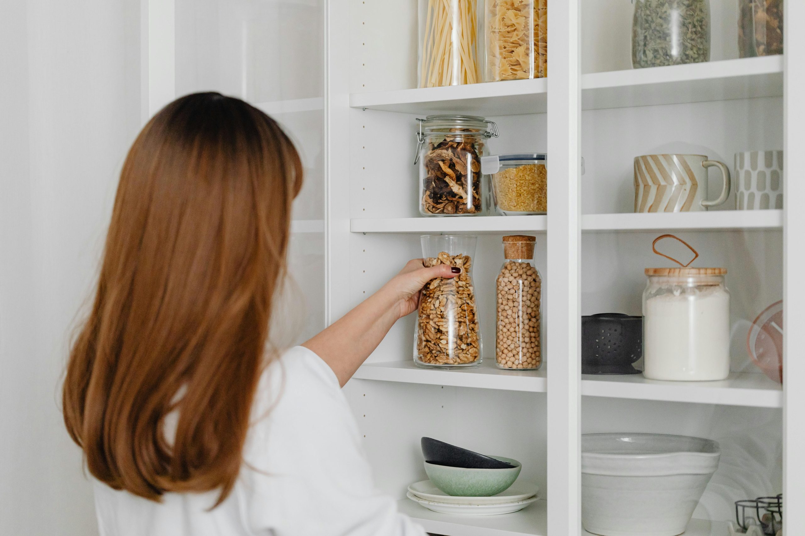 Rangement placards cuisine organisation