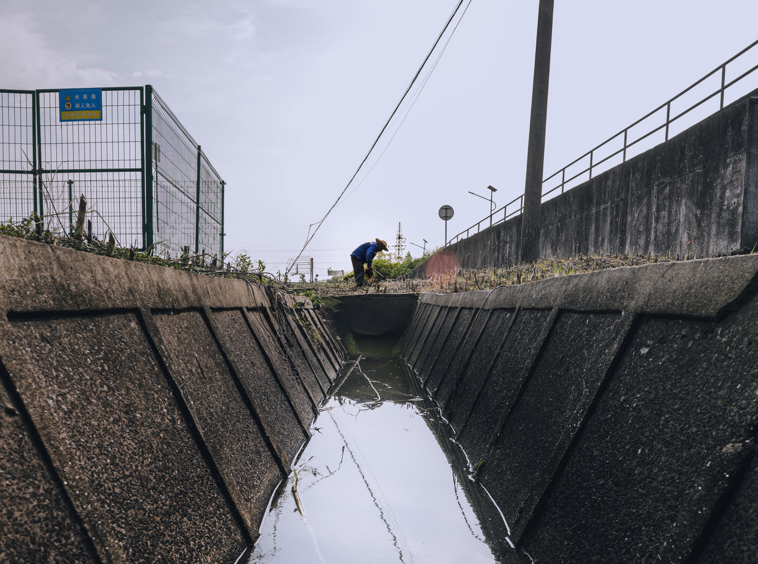 Terrain argileux en pente avec drainage efficace