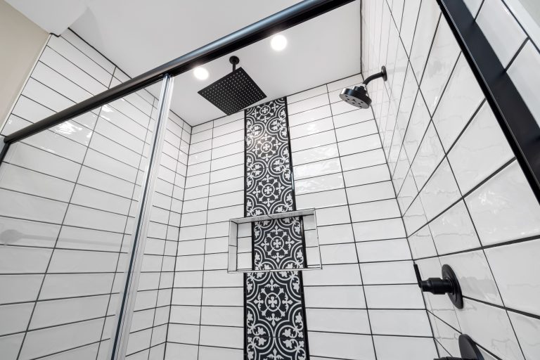 Comment agrandir une douche sans changer le bac ?