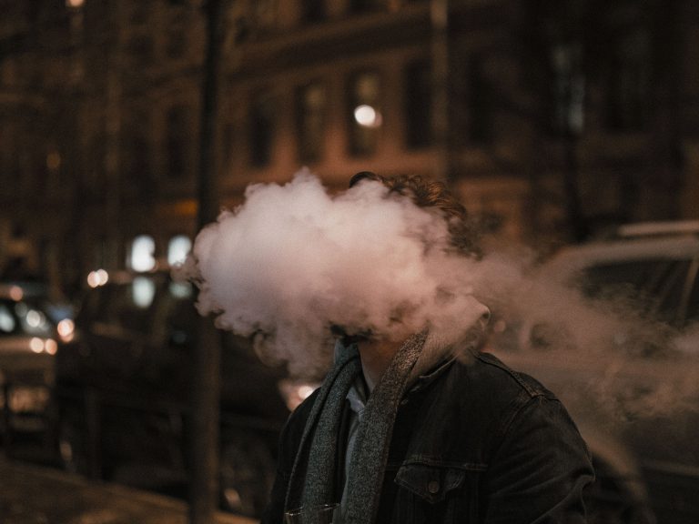 Comment fumer une cigarette électronique sans tousser ?