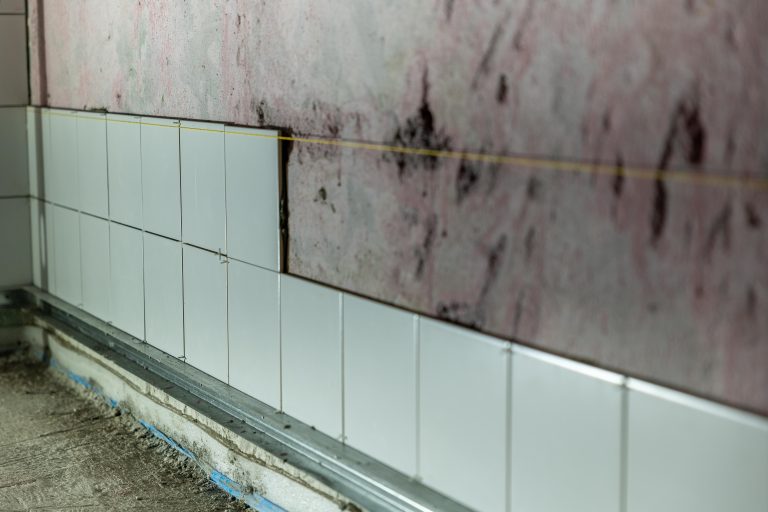 Comment enlever des plinthes en carrelage sans casser le mur ?