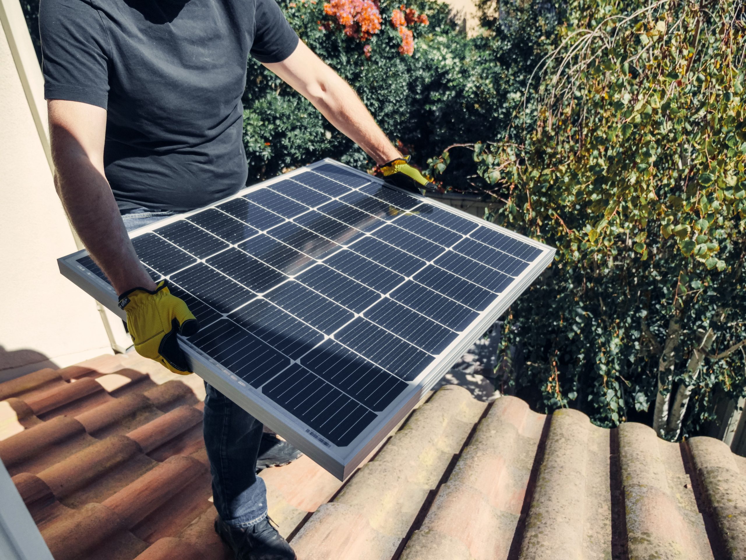 Ouvrier installe panneau solaire toiture