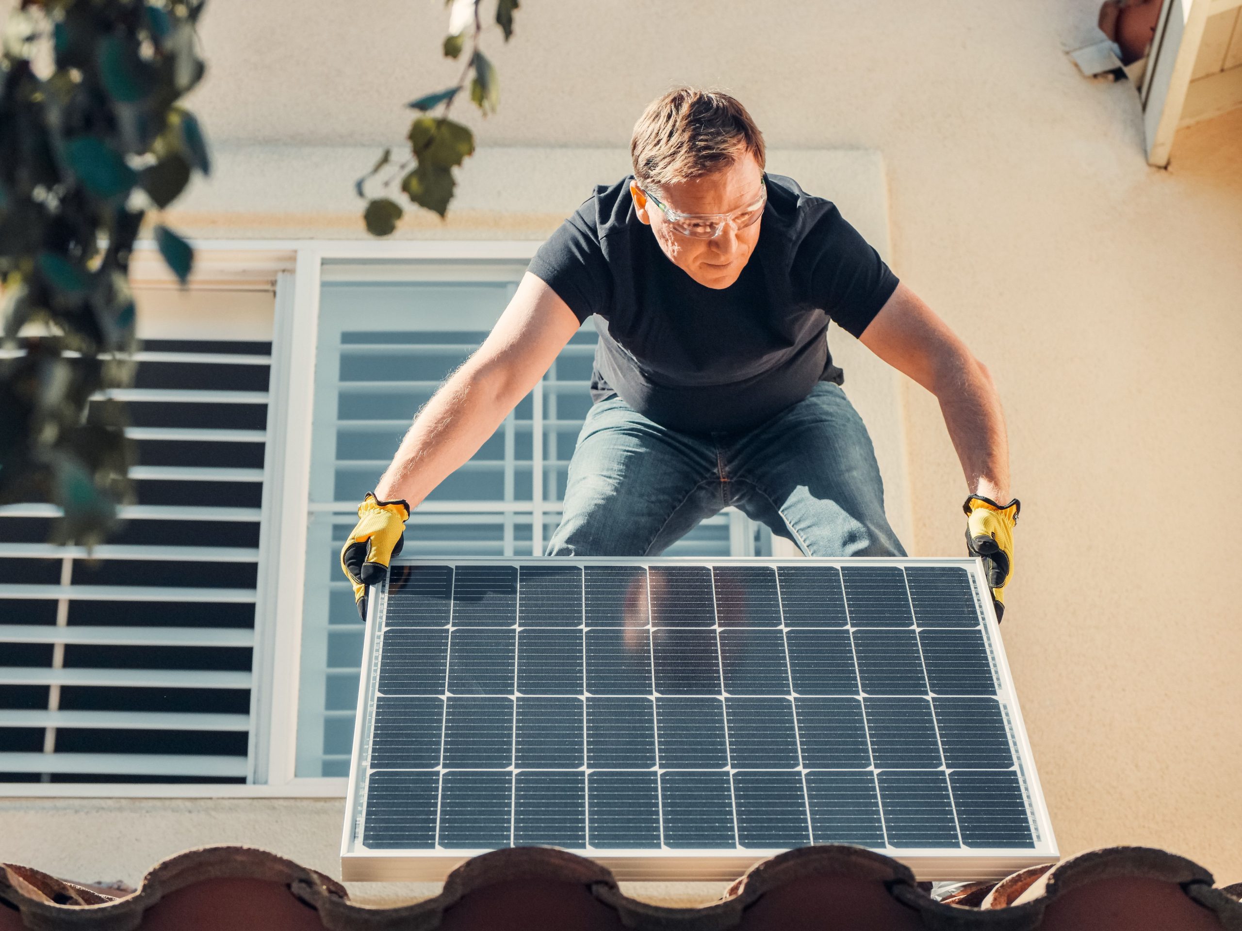 Installation d'un panneau solaire sur un toit