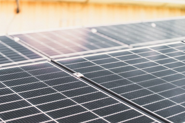 Comment fonctionne vraiment un panneau solaire plug and play ?