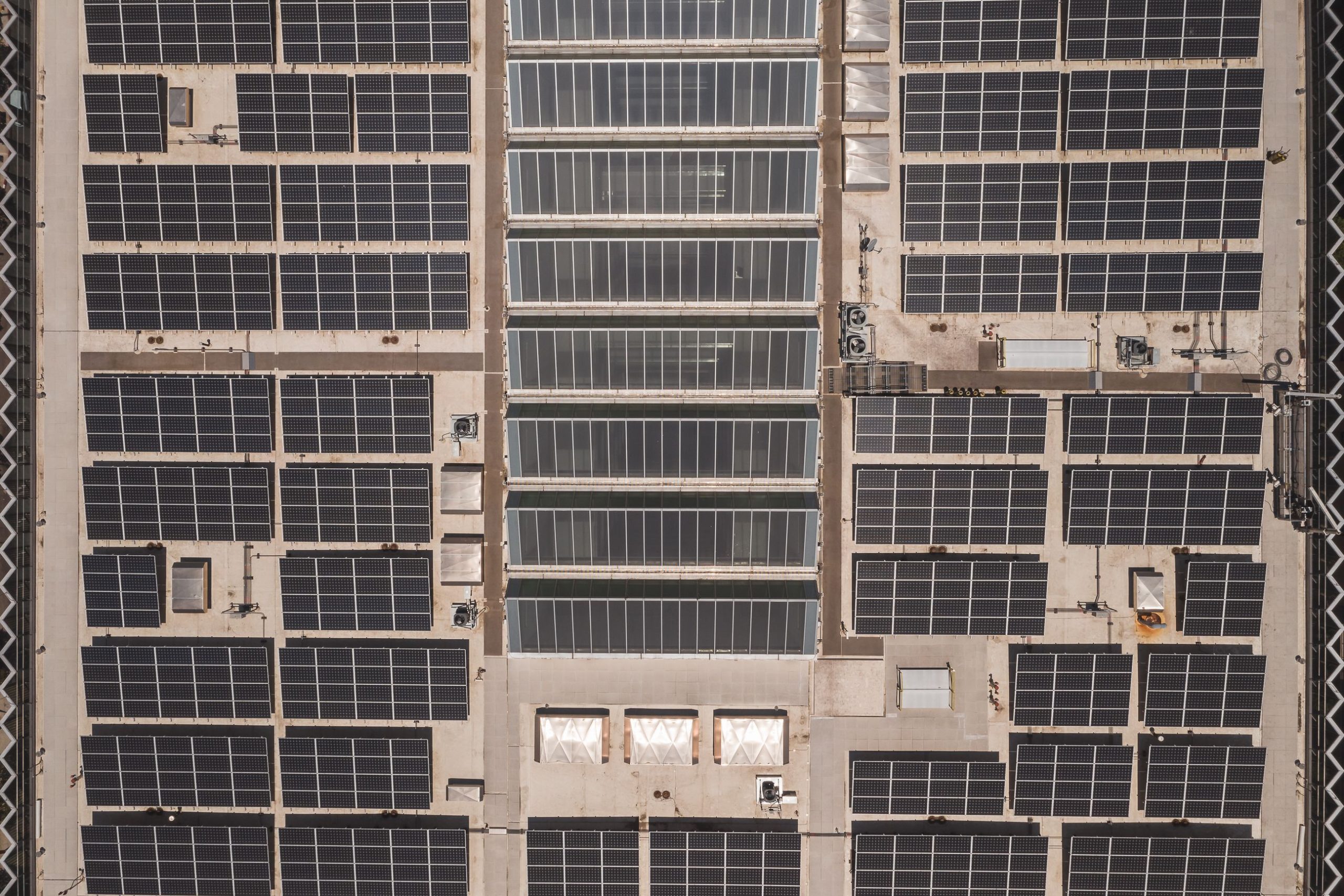 Panneaux solaires couvrant un toit industriel