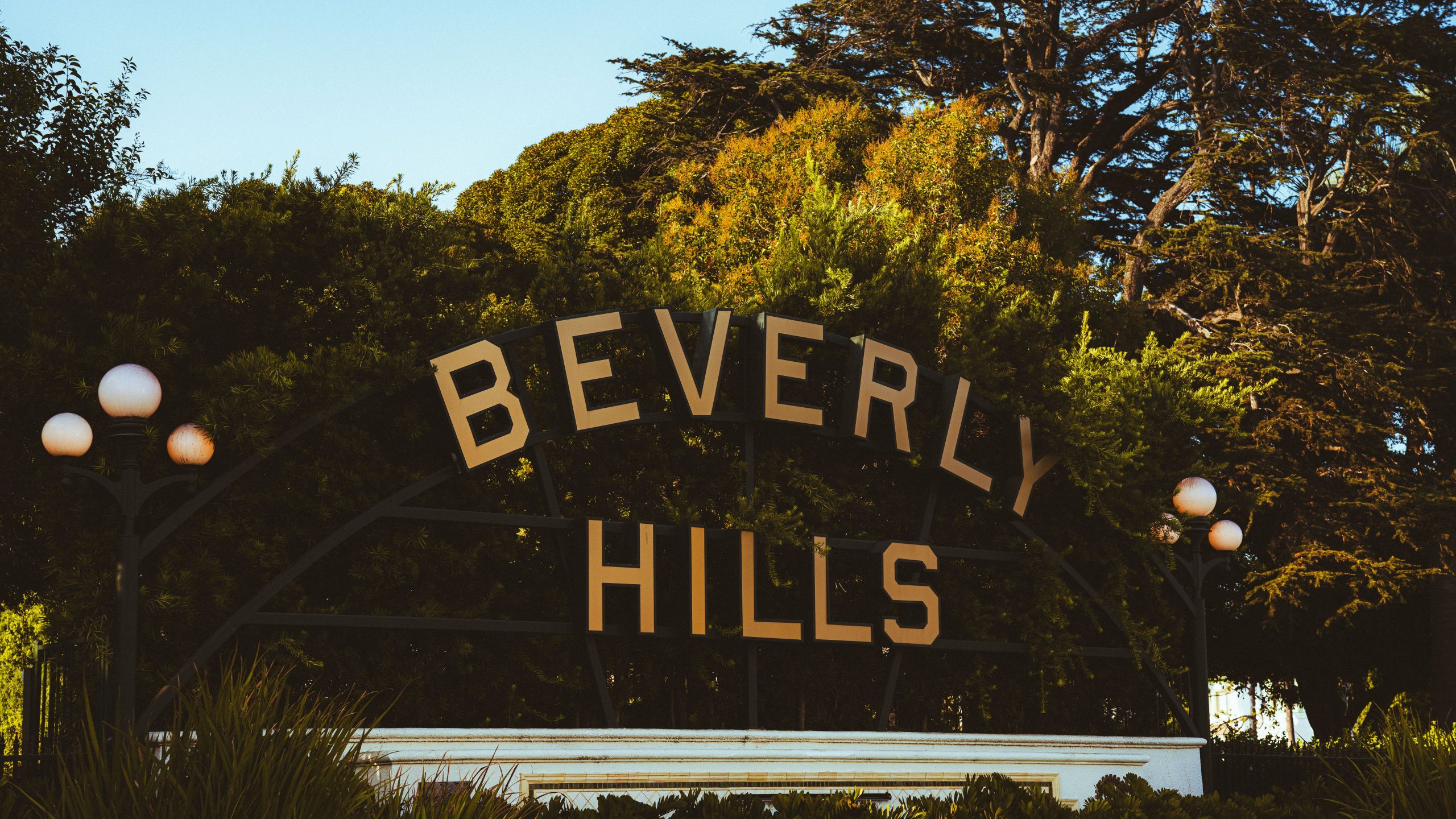 Panneau Beverly Hills célèbre entouré de verdure