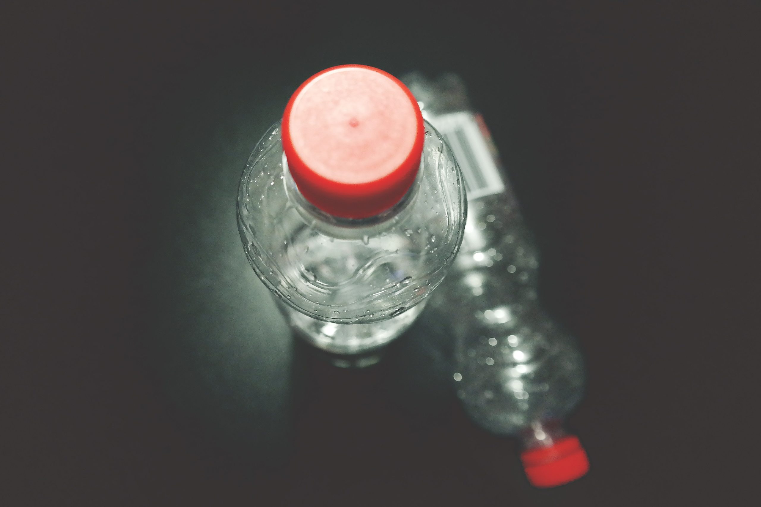 Bidons plastique avec bouchons rouges prêts au recyclage