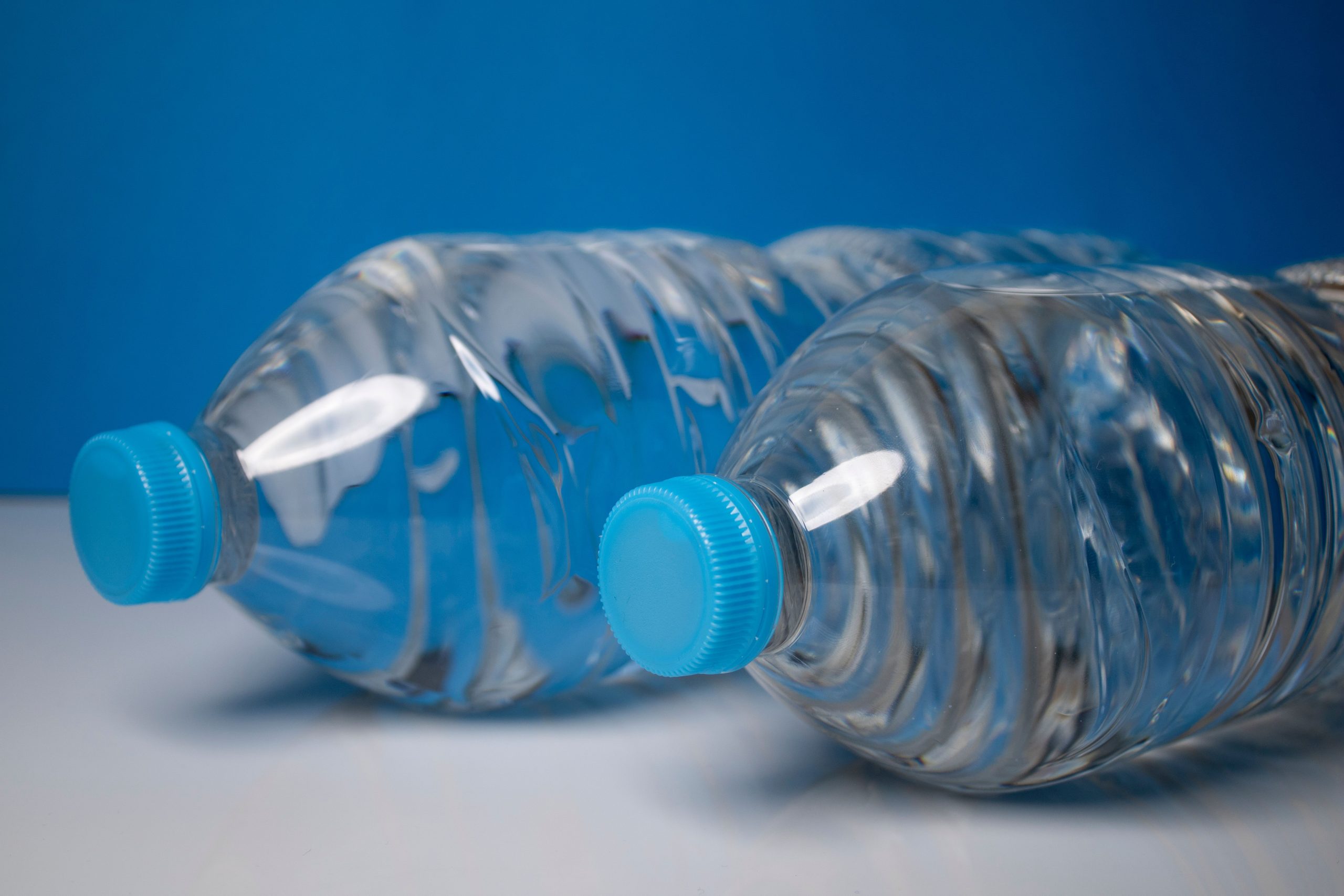 Bouteilles en plastique transparent avec bouchons bleus