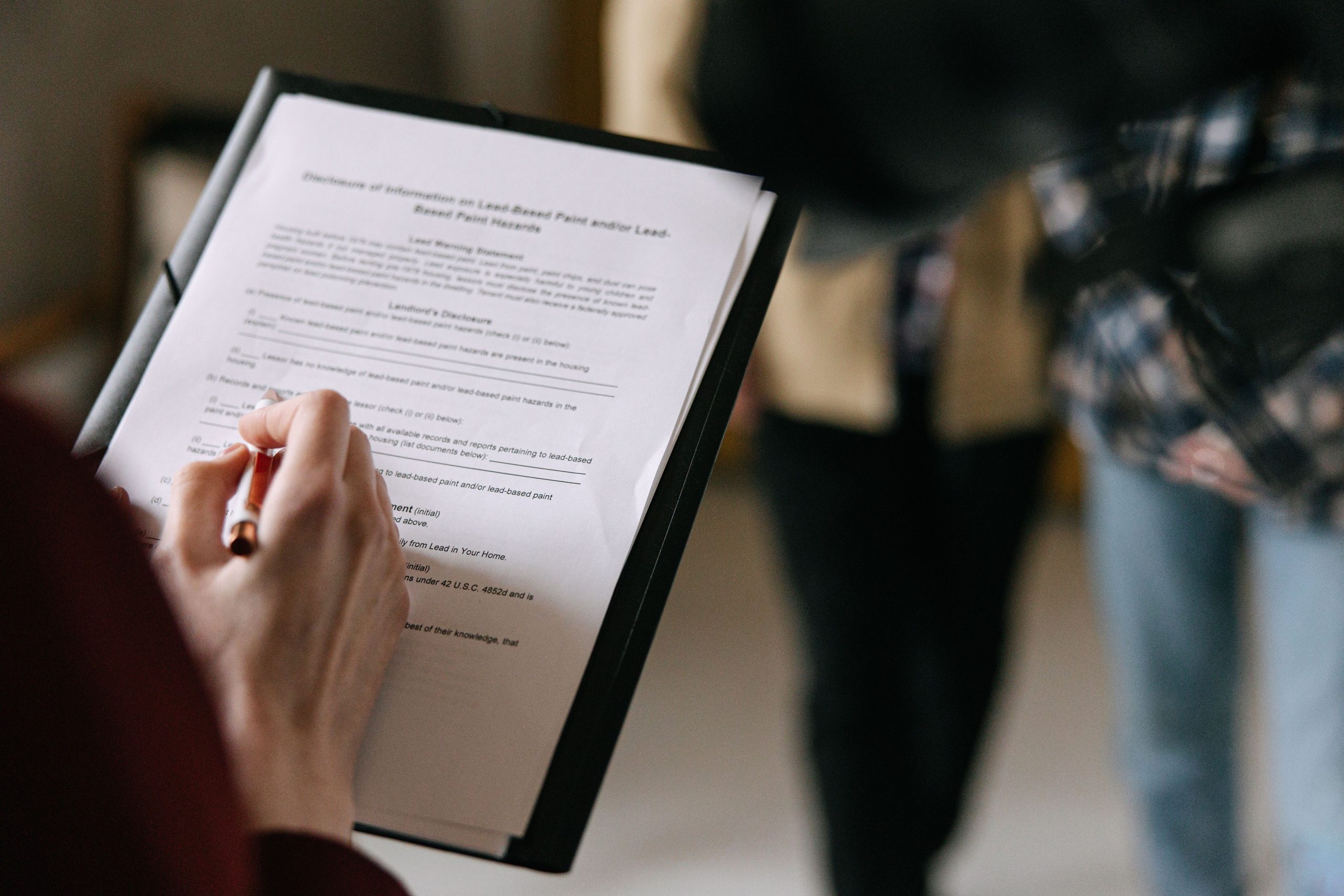 Couple examine documents immobiliers et discussion