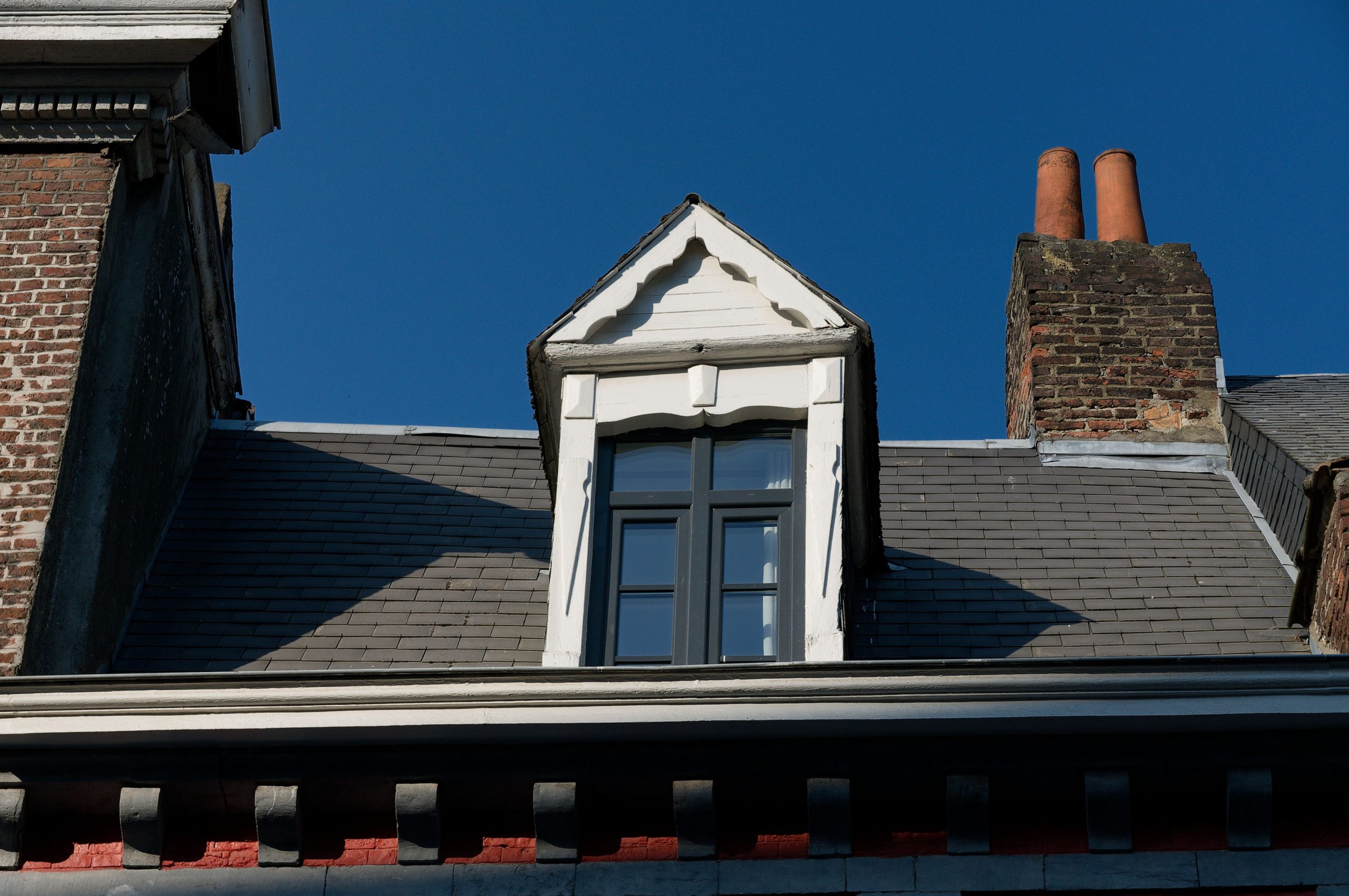 Détail architectural fenêtre toit et cheminée