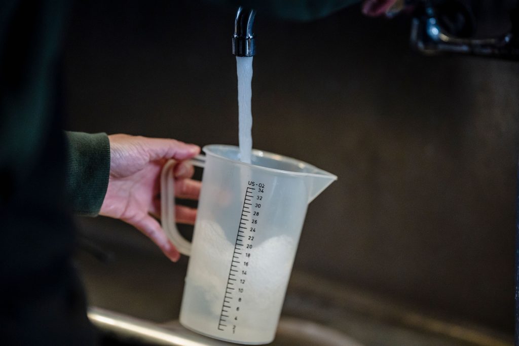 Comment nettoyer un bidon en plastique qui sent mauvais ?