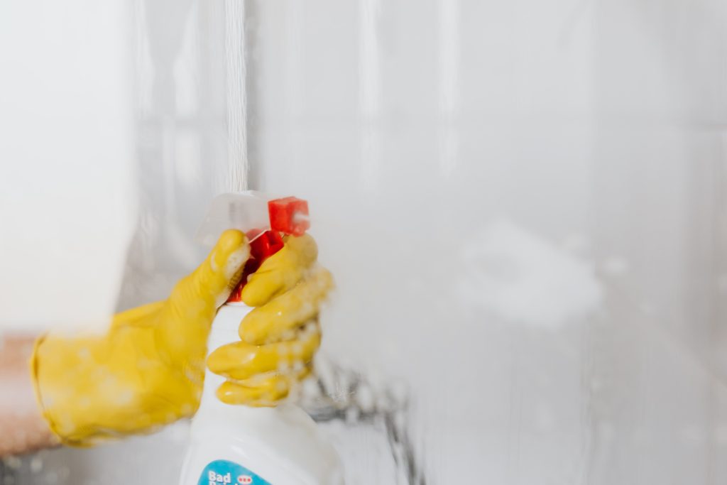 Comment nettoyer les moisissures de ta salle de bain efficacement ?