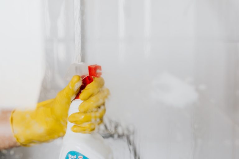 Comment nettoyer les moisissures de ta salle de bain efficacement ?