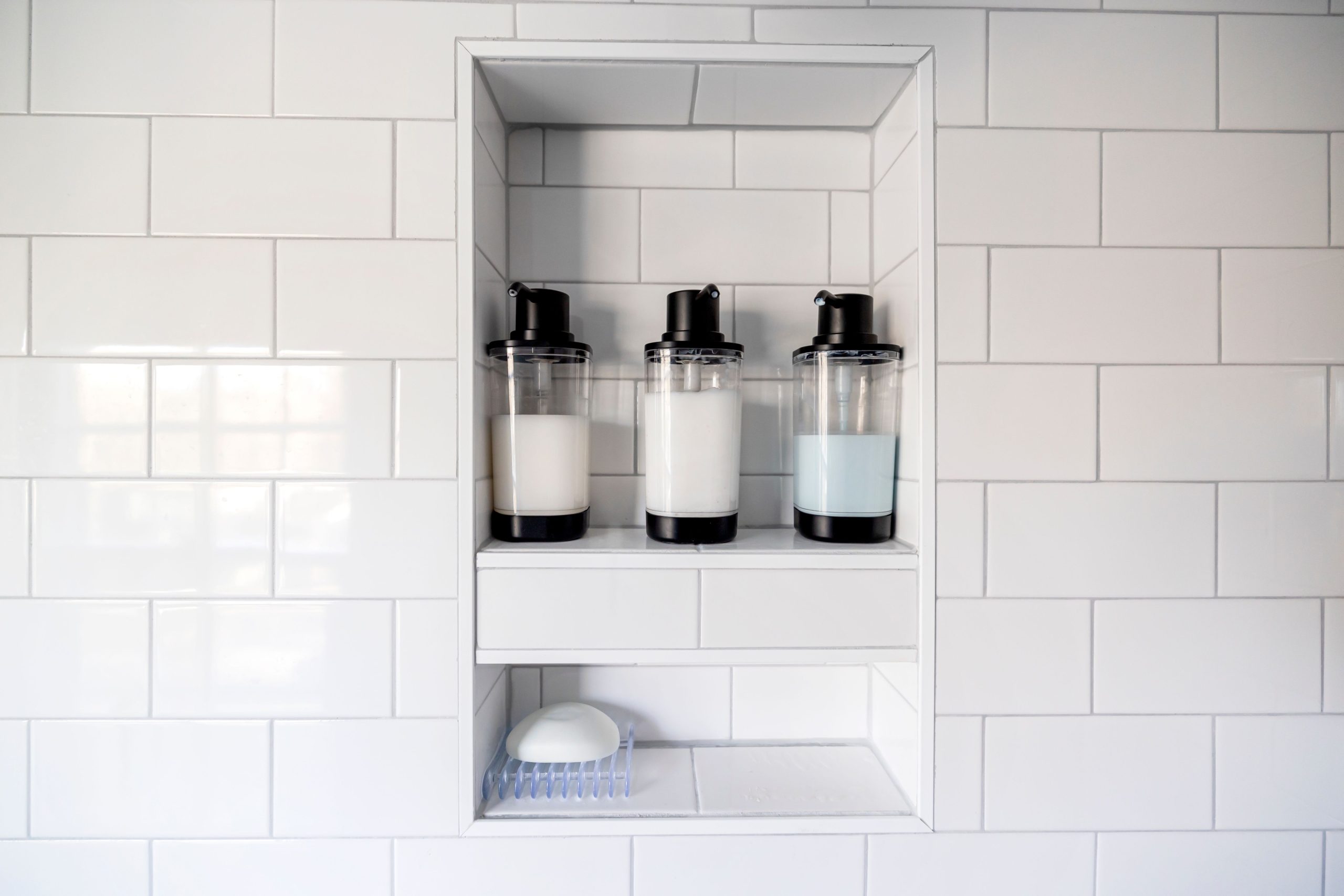 Niche salle de bain minimaliste avec accessoires blancs