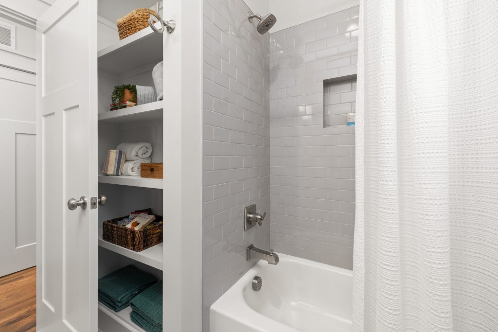 Hauteur niche salle de bain : où la placer vraiment ?