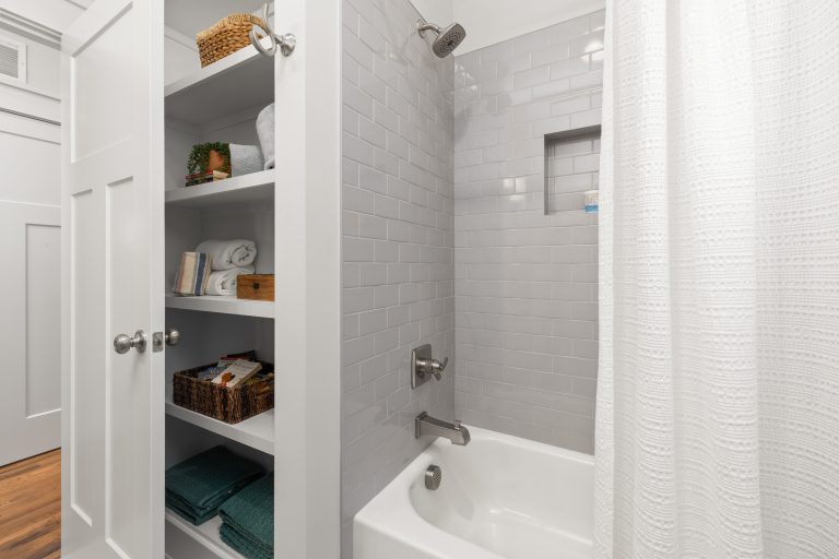 Hauteur niche salle de bain : où la placer vraiment ?
