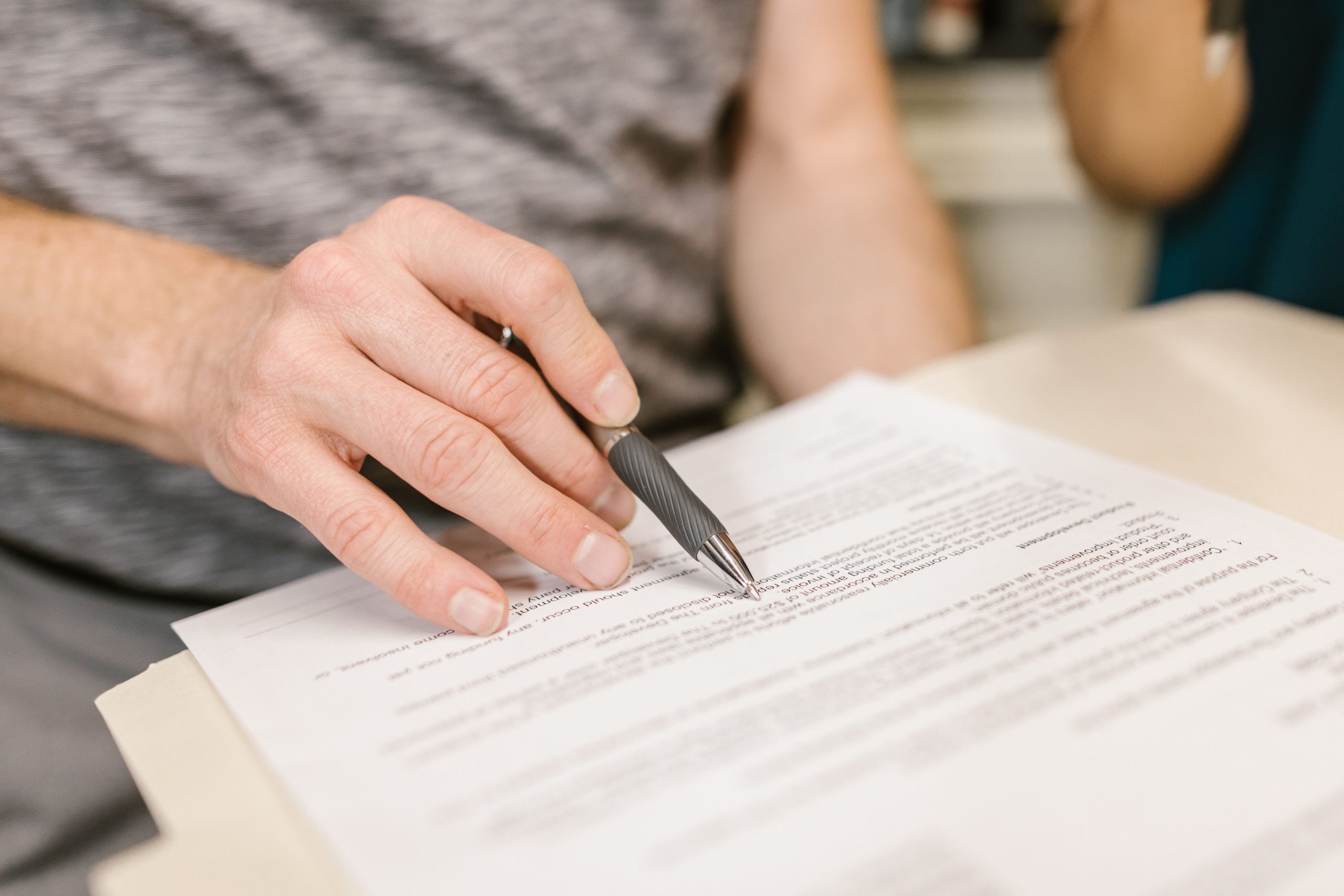Main signe document legal important stylo