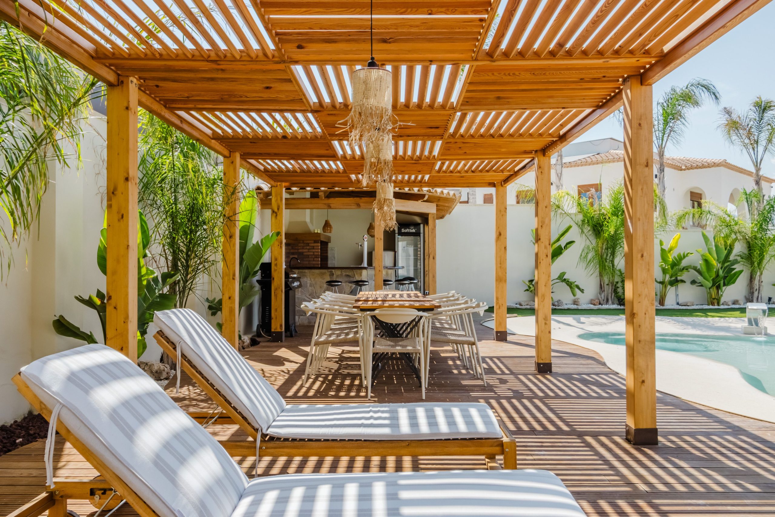 Pergola bois ombrageant terrasse et piscine