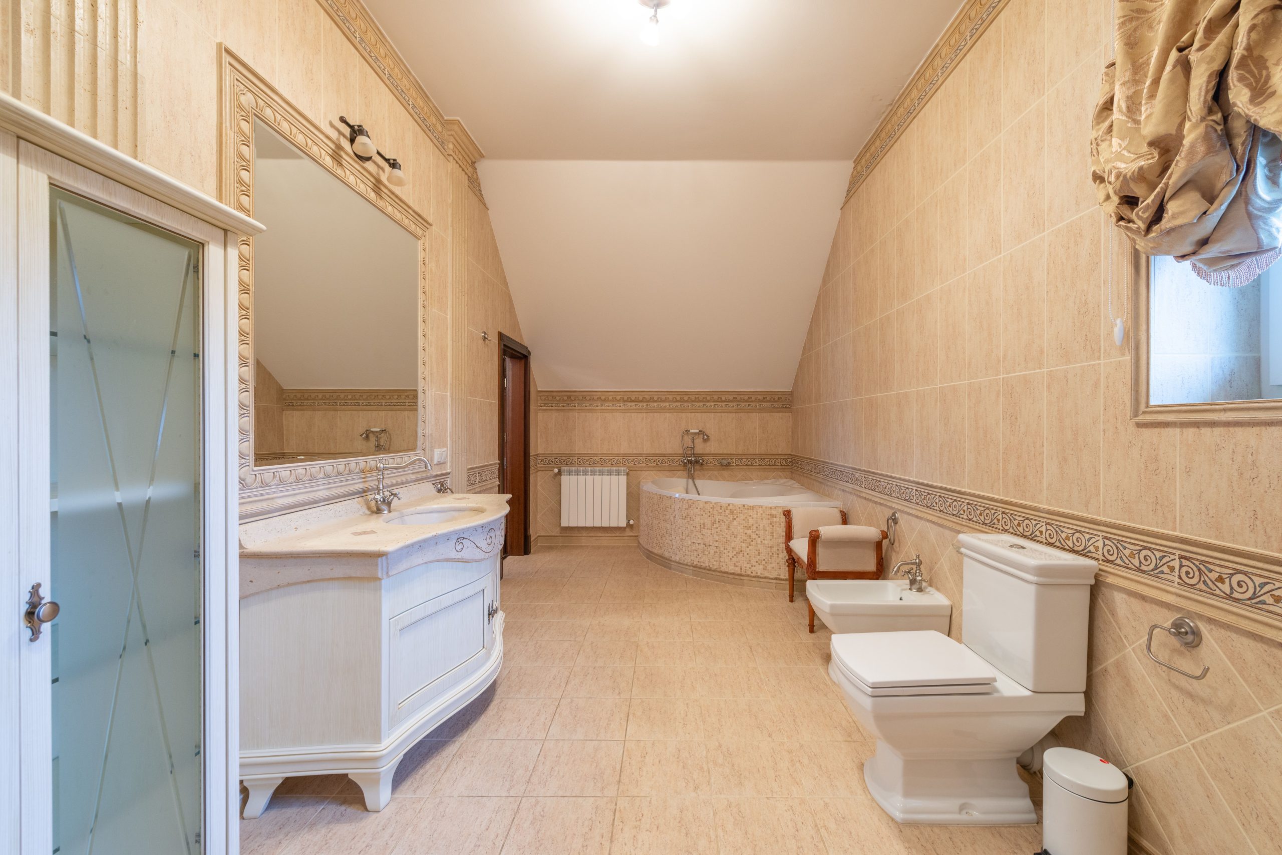 Salle de bain moderne spacieuse avec baignoire