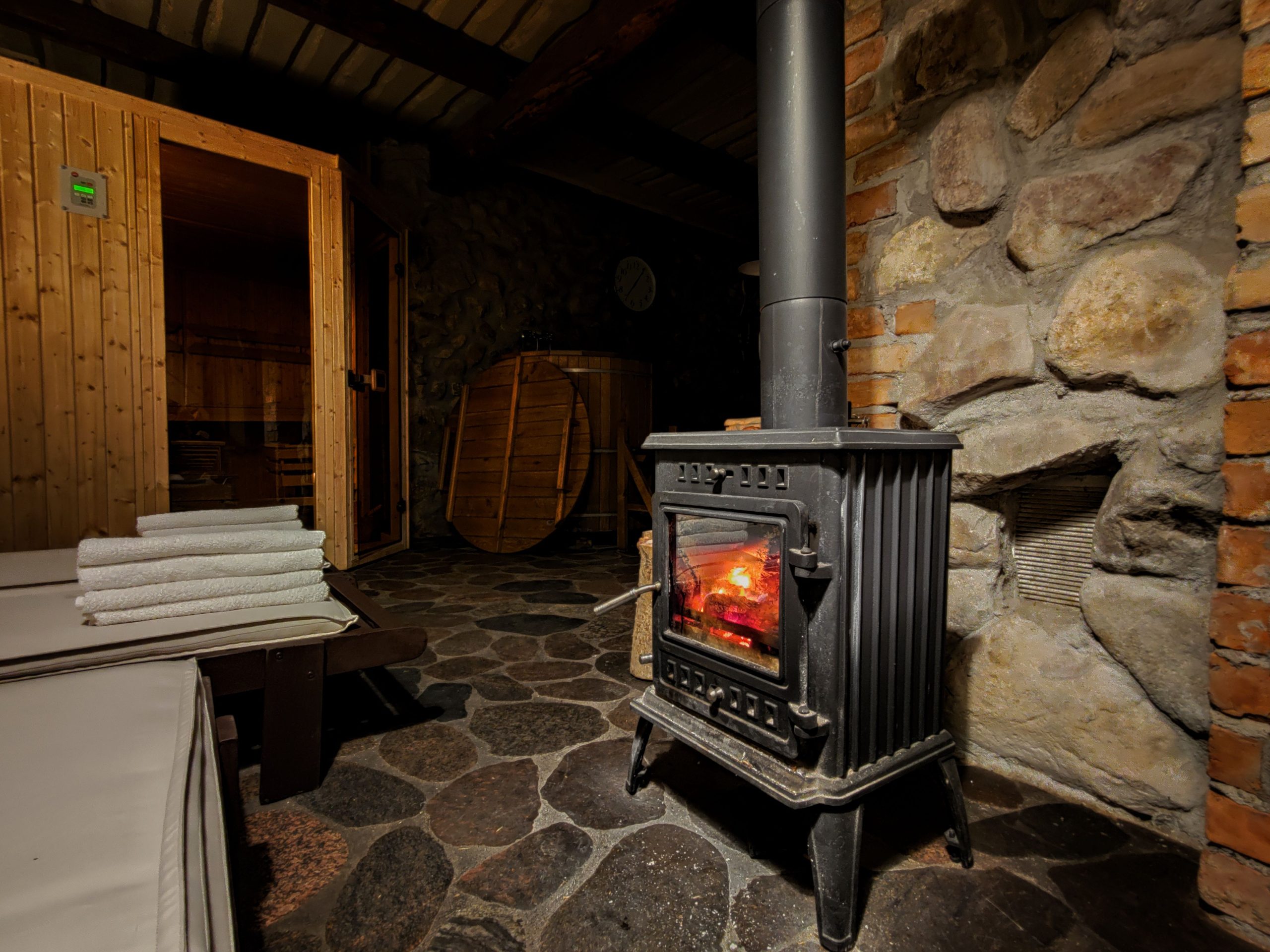 Sauna rustique avec poêle bois pierre