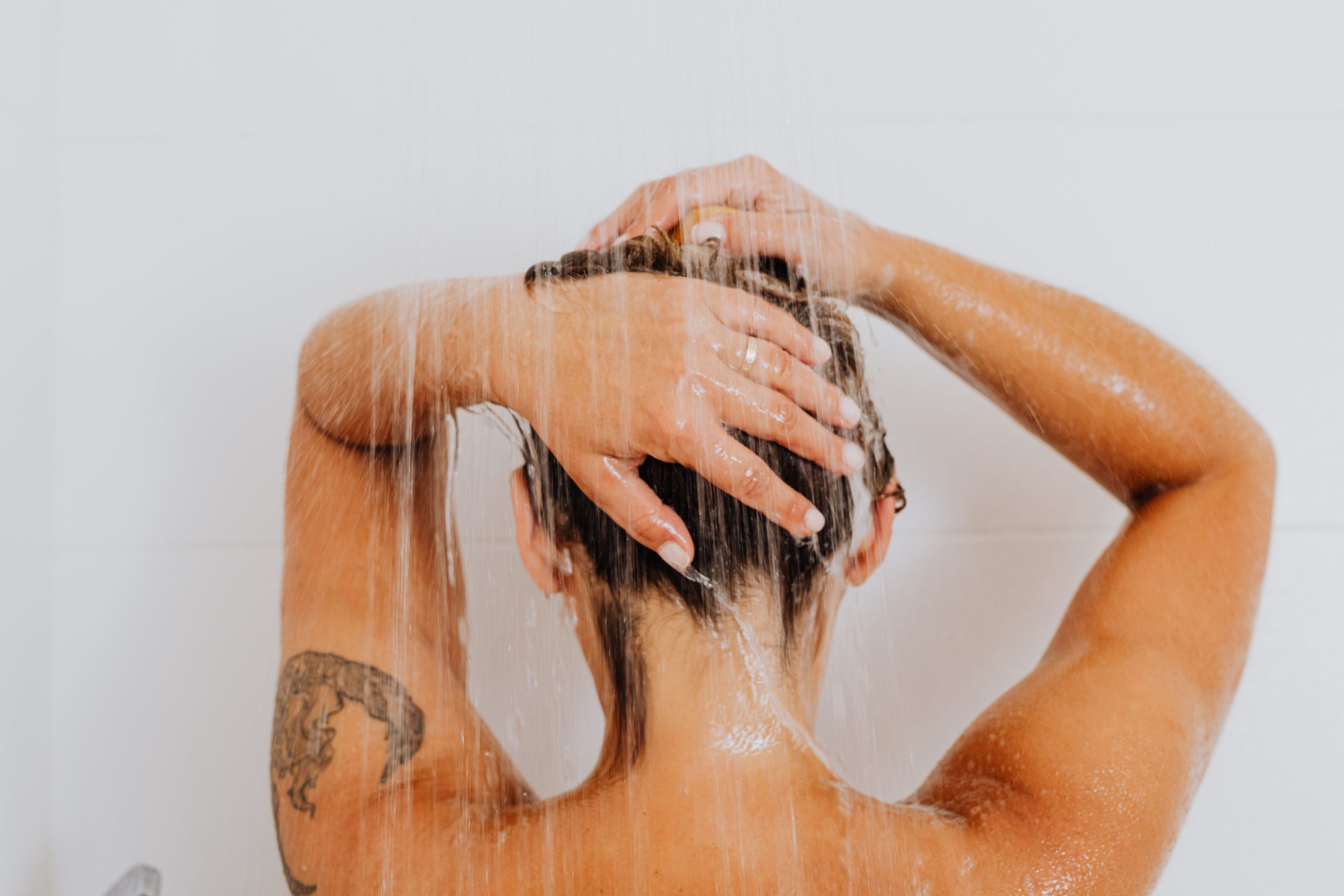Personne sous la douche avec eau qui coule