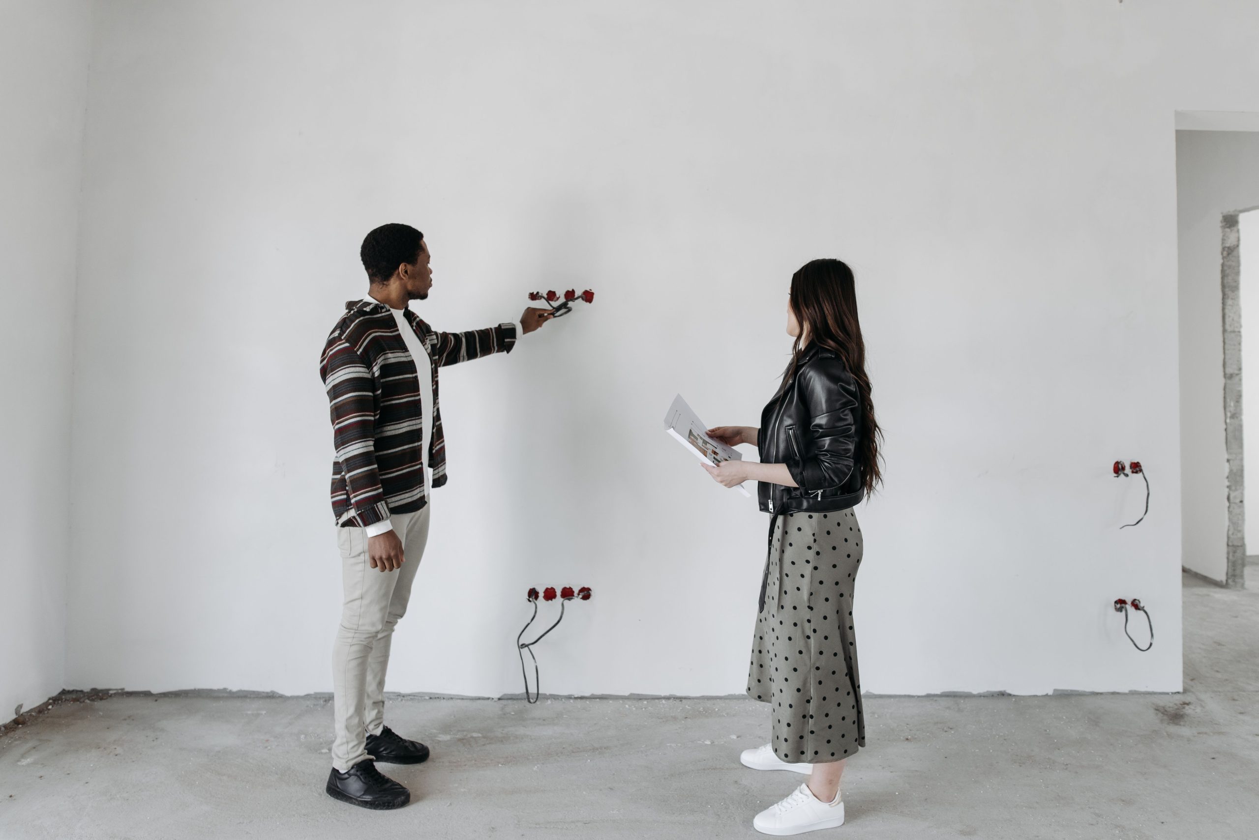 Couple inspecte installations electriques maison