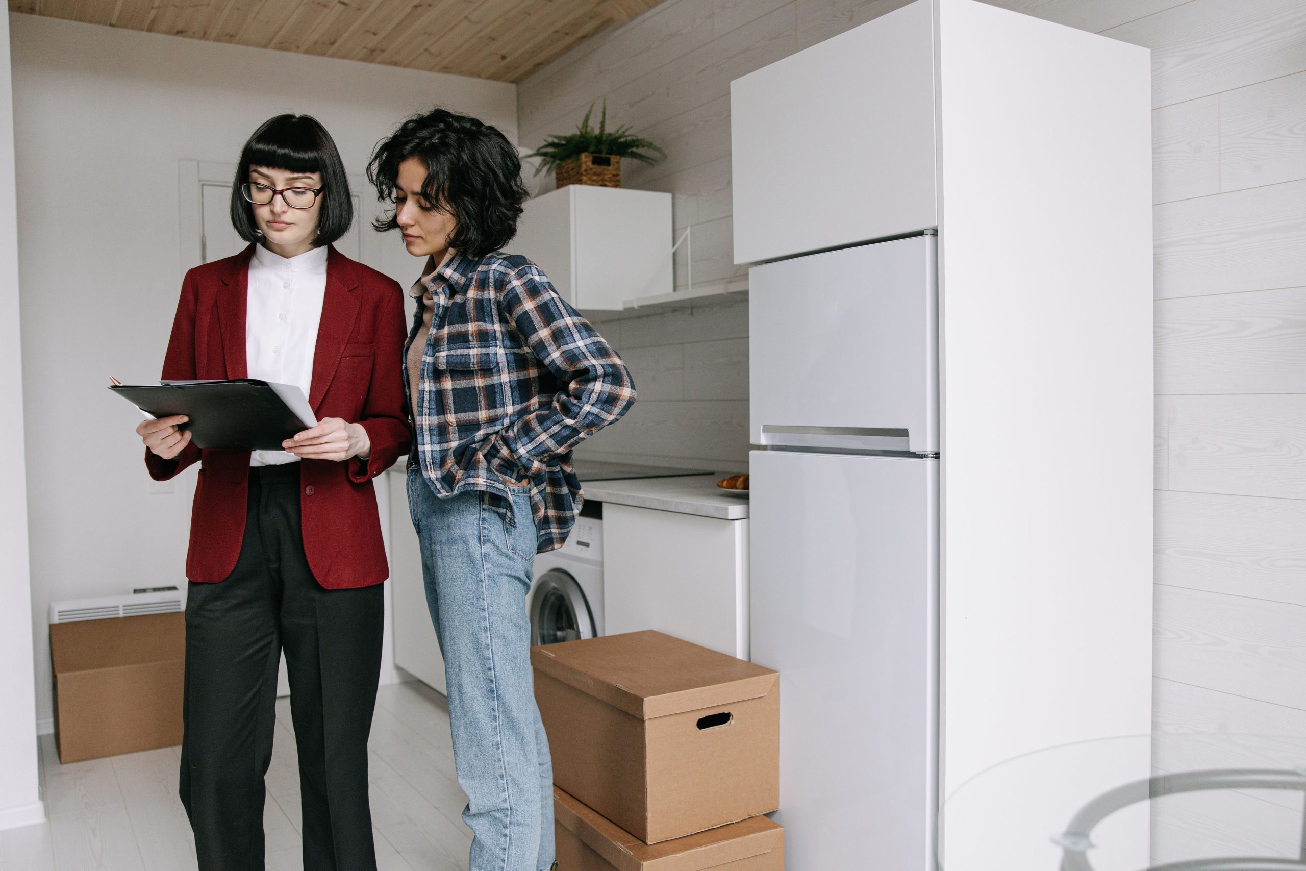 Deux femmes examinent documents dans cuisine