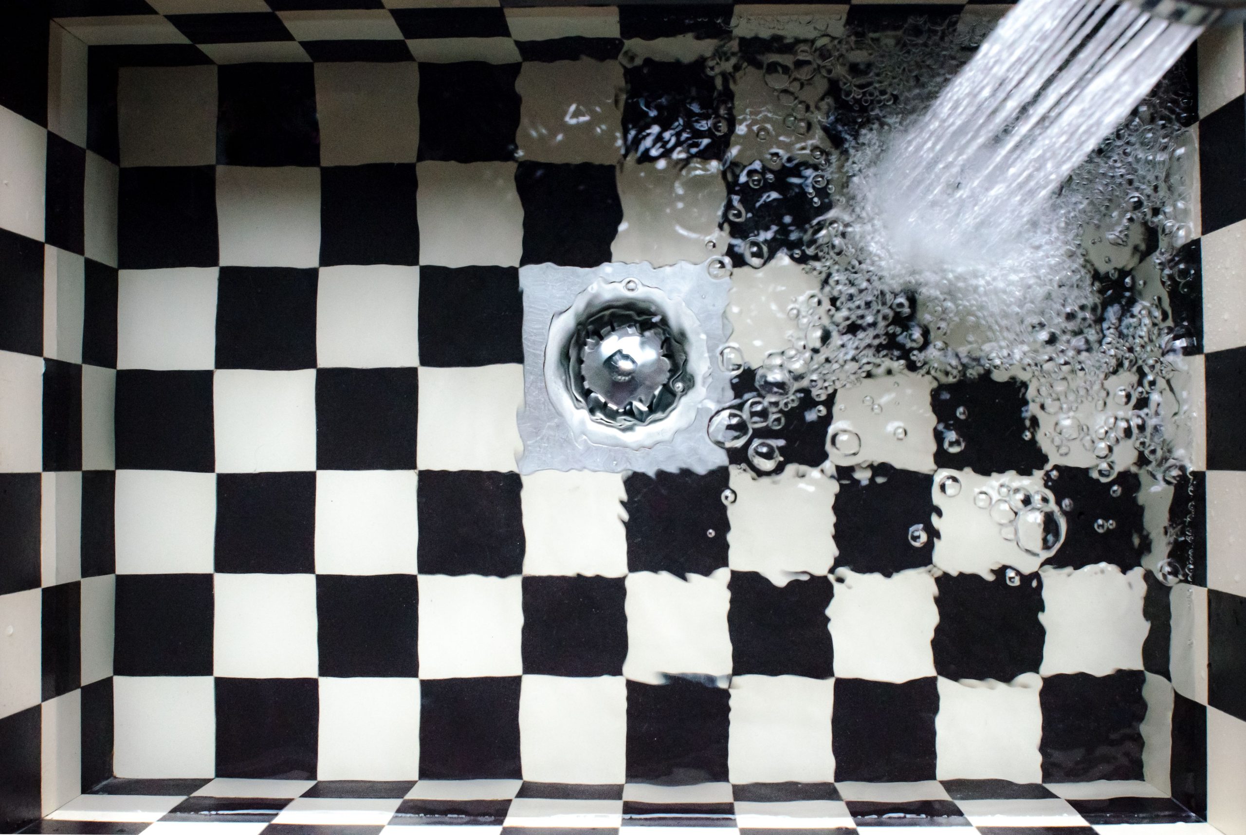 Vue de dessus évier à carreaux eau qui éclabosse