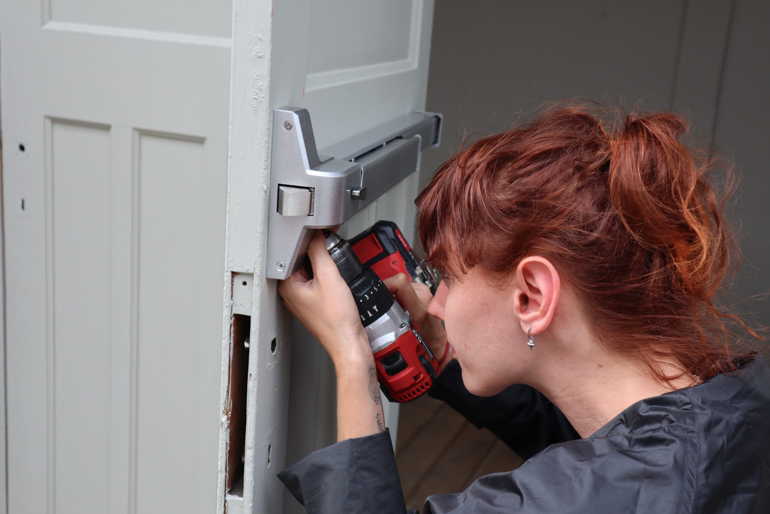 Installation porte isolante phonique avec perceuse
