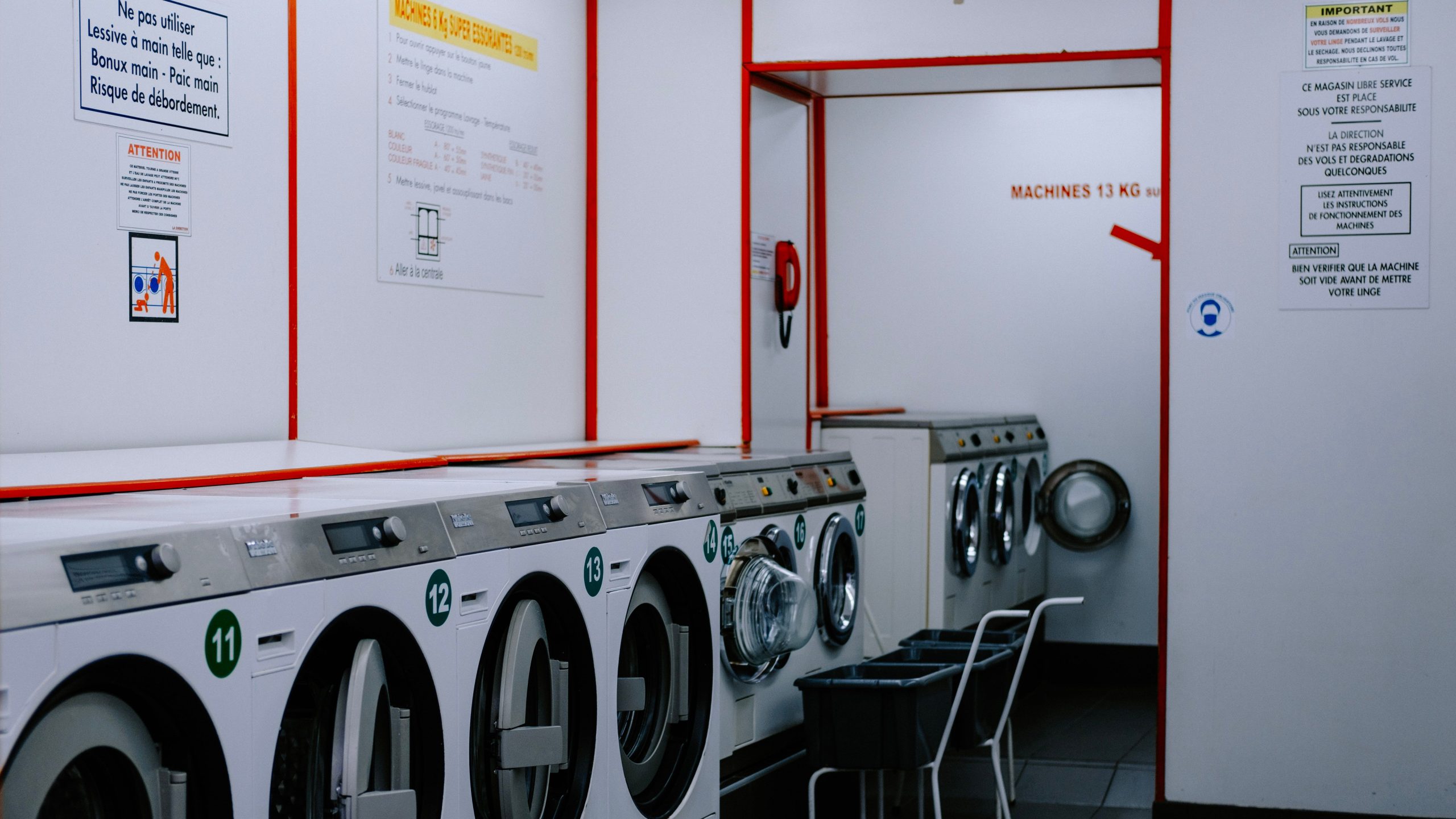 Rangée machines à laver buanderie libre-service