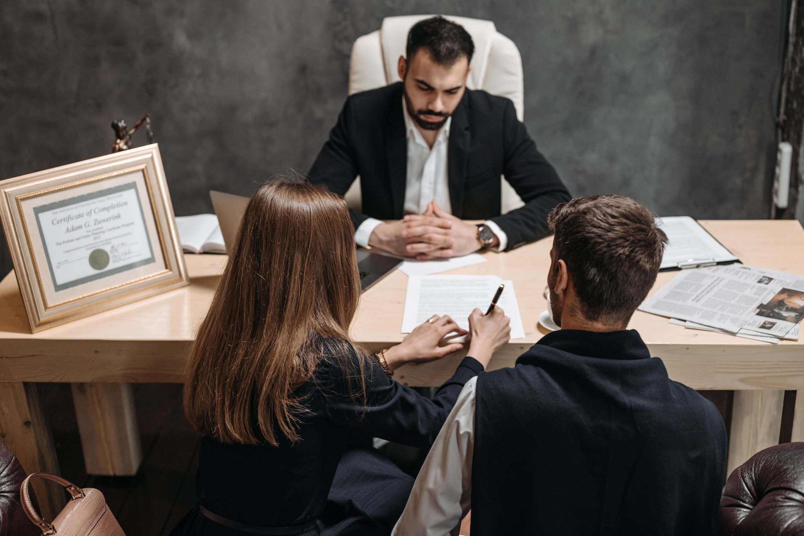 Notaire discutant succession avec clients