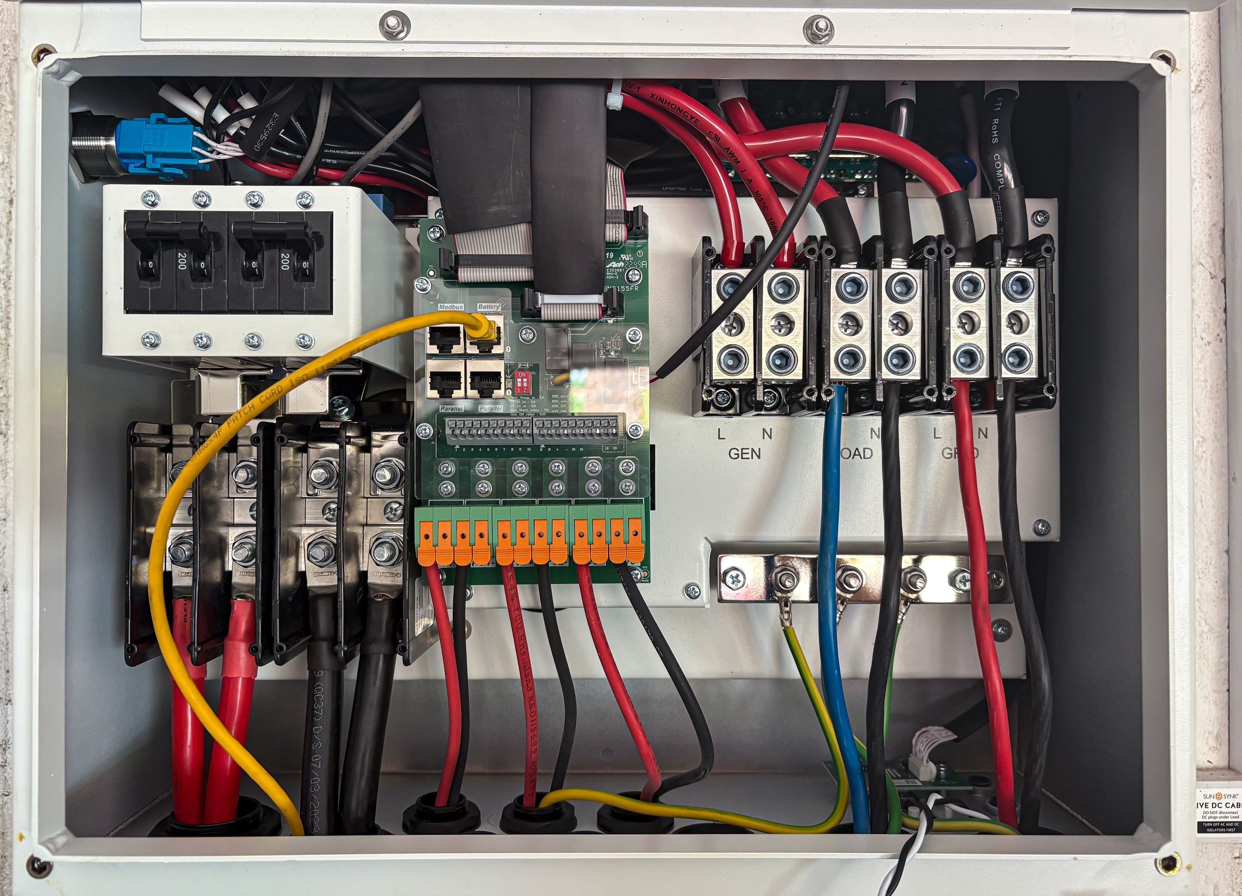 Vue intérieure panneau contrôle circuits connexions
