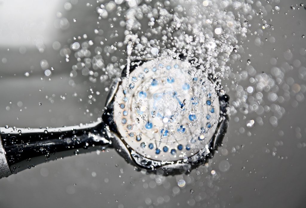 Combien de litres consomme réellement une douche ?