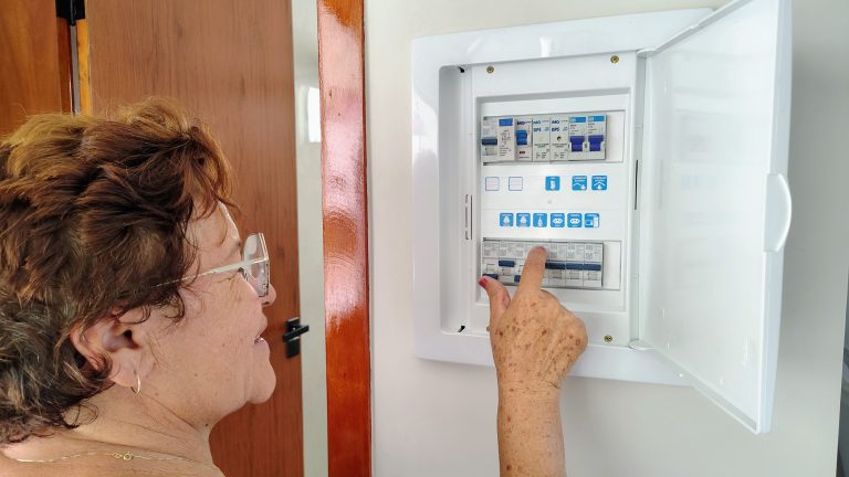Pourquoi les plombs sautent : quelle est la vraie cause ?