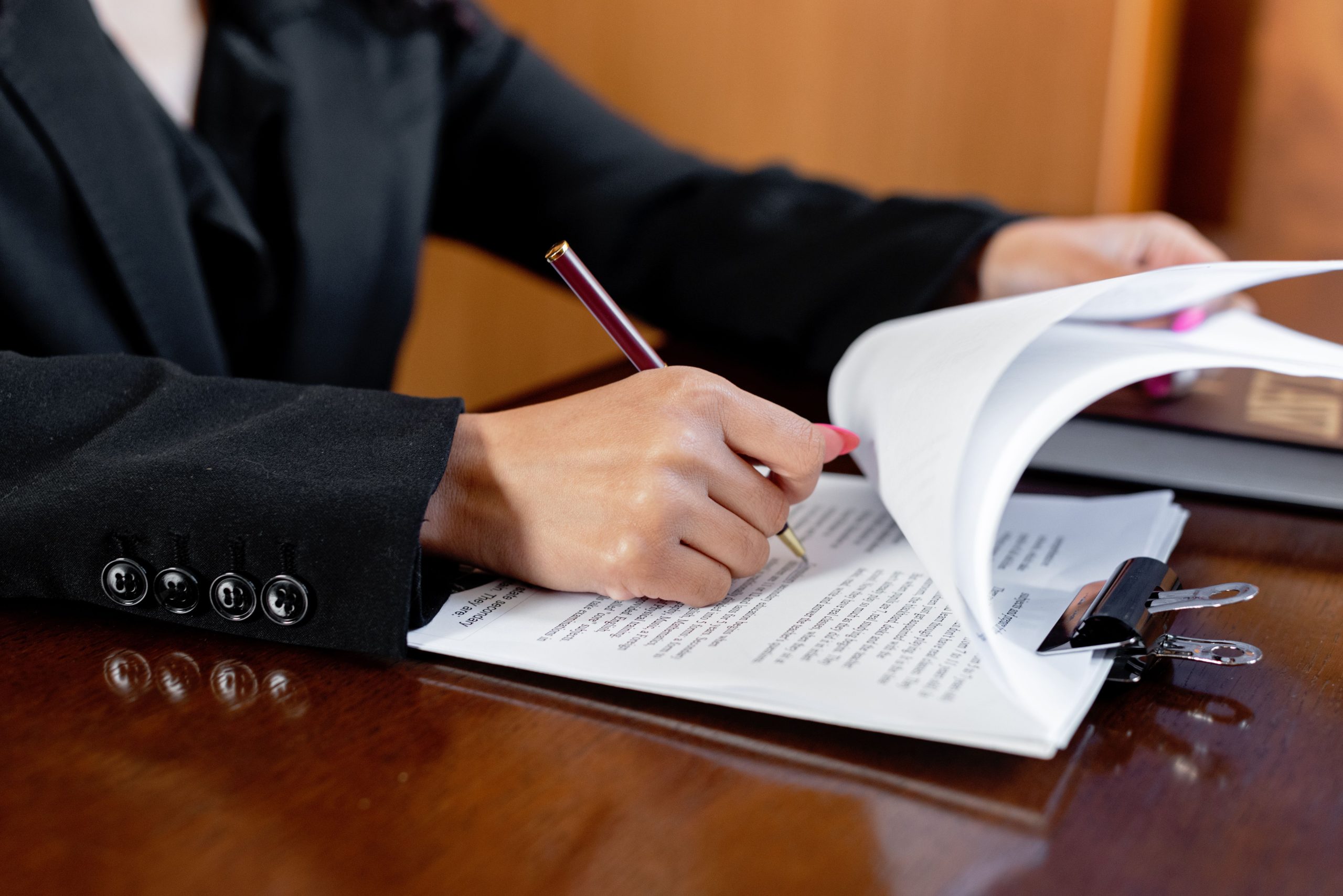 Femme signant documents succession notaire
