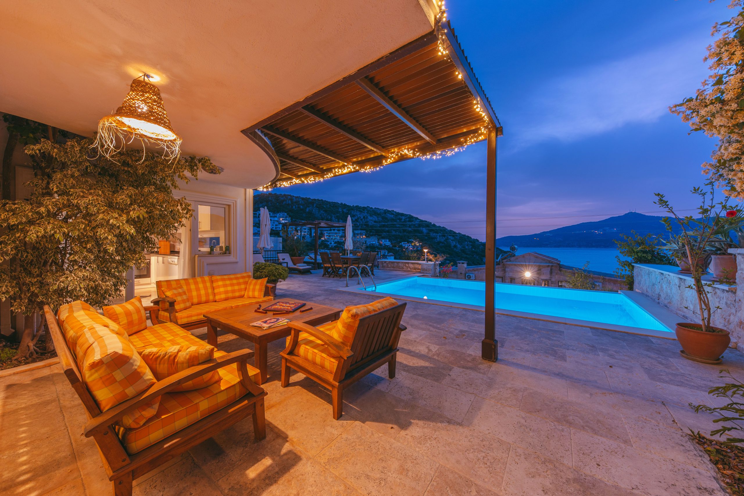 Terrasse elegante piscine eclairee vue coucher soleil