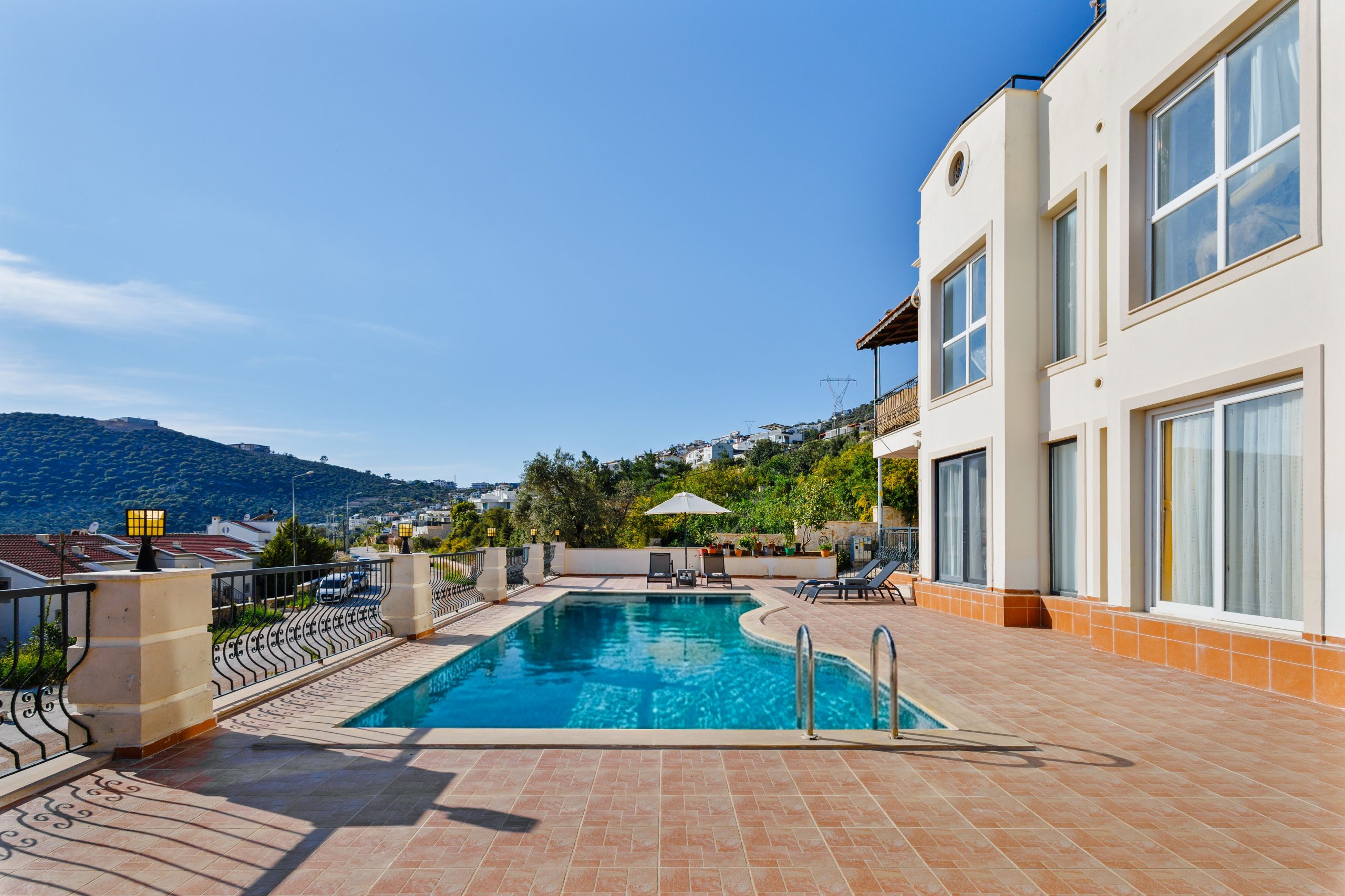 Villa elegante piscine privee vue panoramique collines
