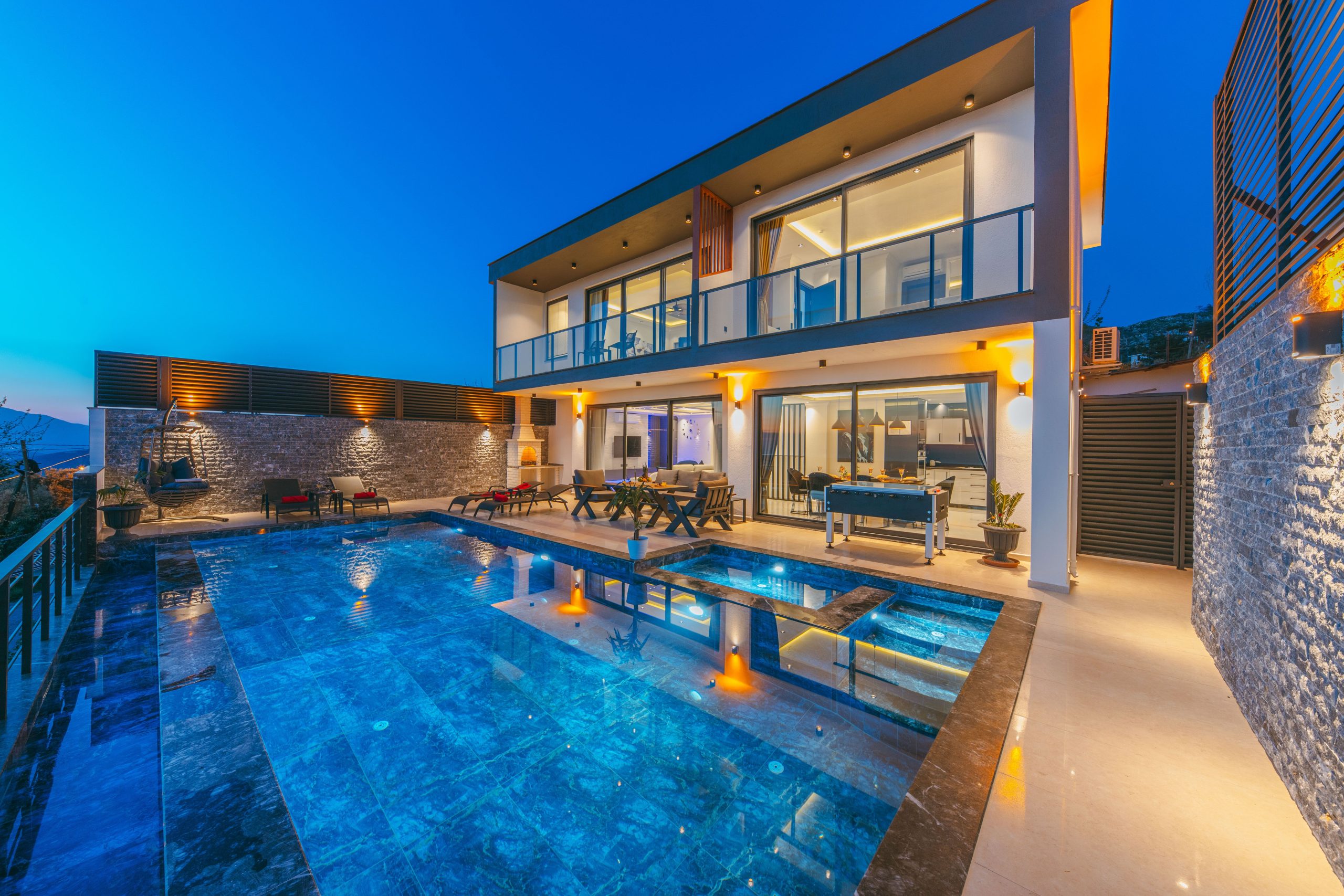 Villa luxe moderne illuminée avec piscine à la nuit