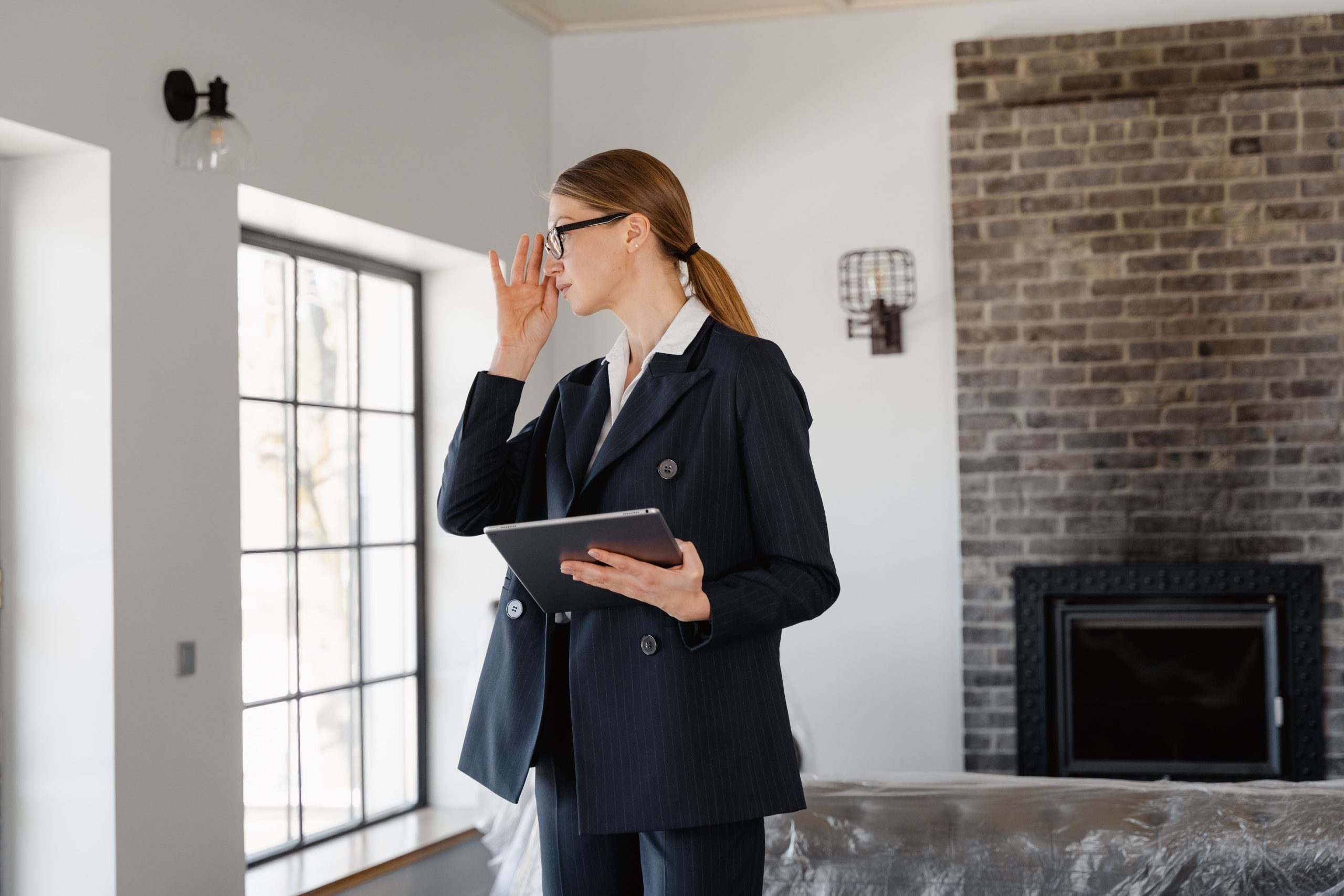 Femme avec tablette visitant propriete moderne