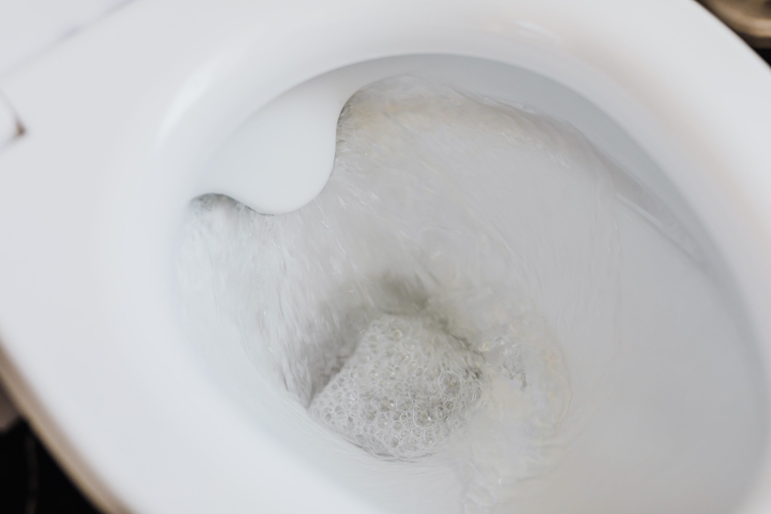 Toilettes blanches avec eau qui s'écoule