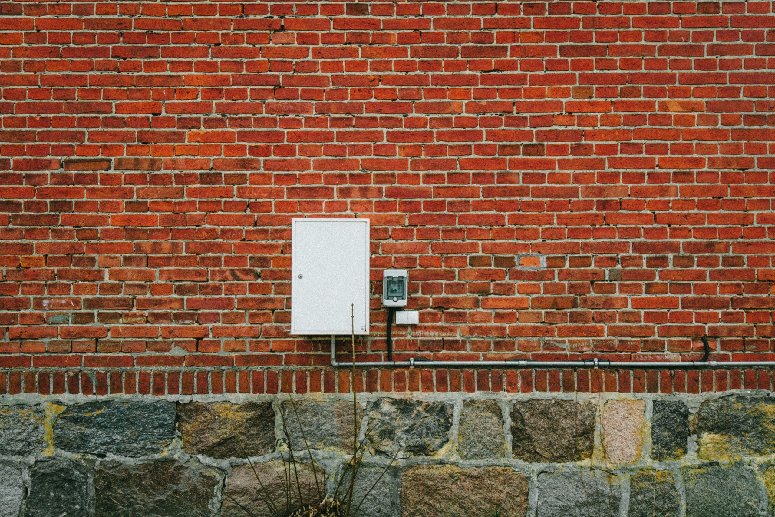 Boîtier de compteur électrique sur mur en brique rouge