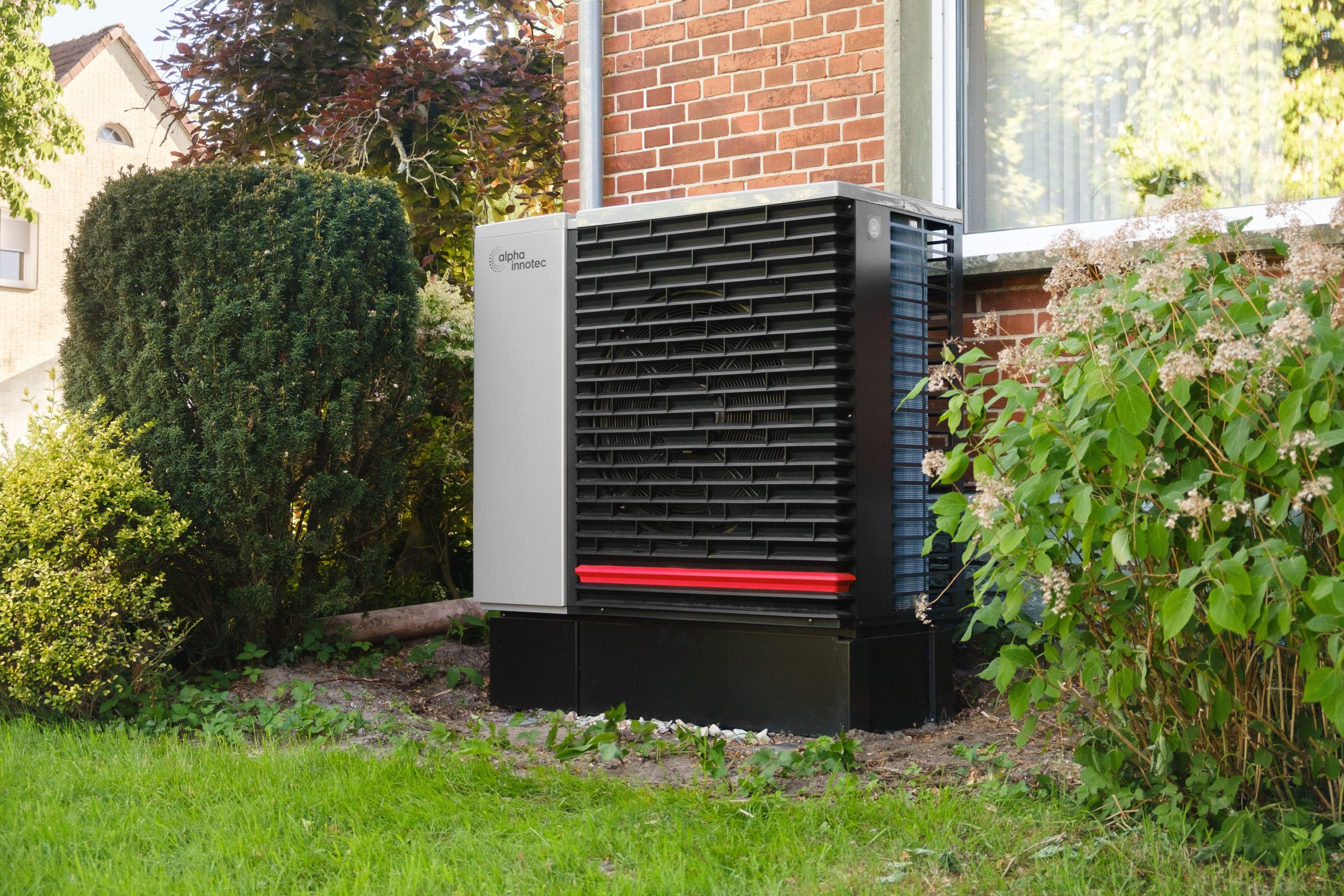 Pompe à chaleur économique en jardin résidentiel