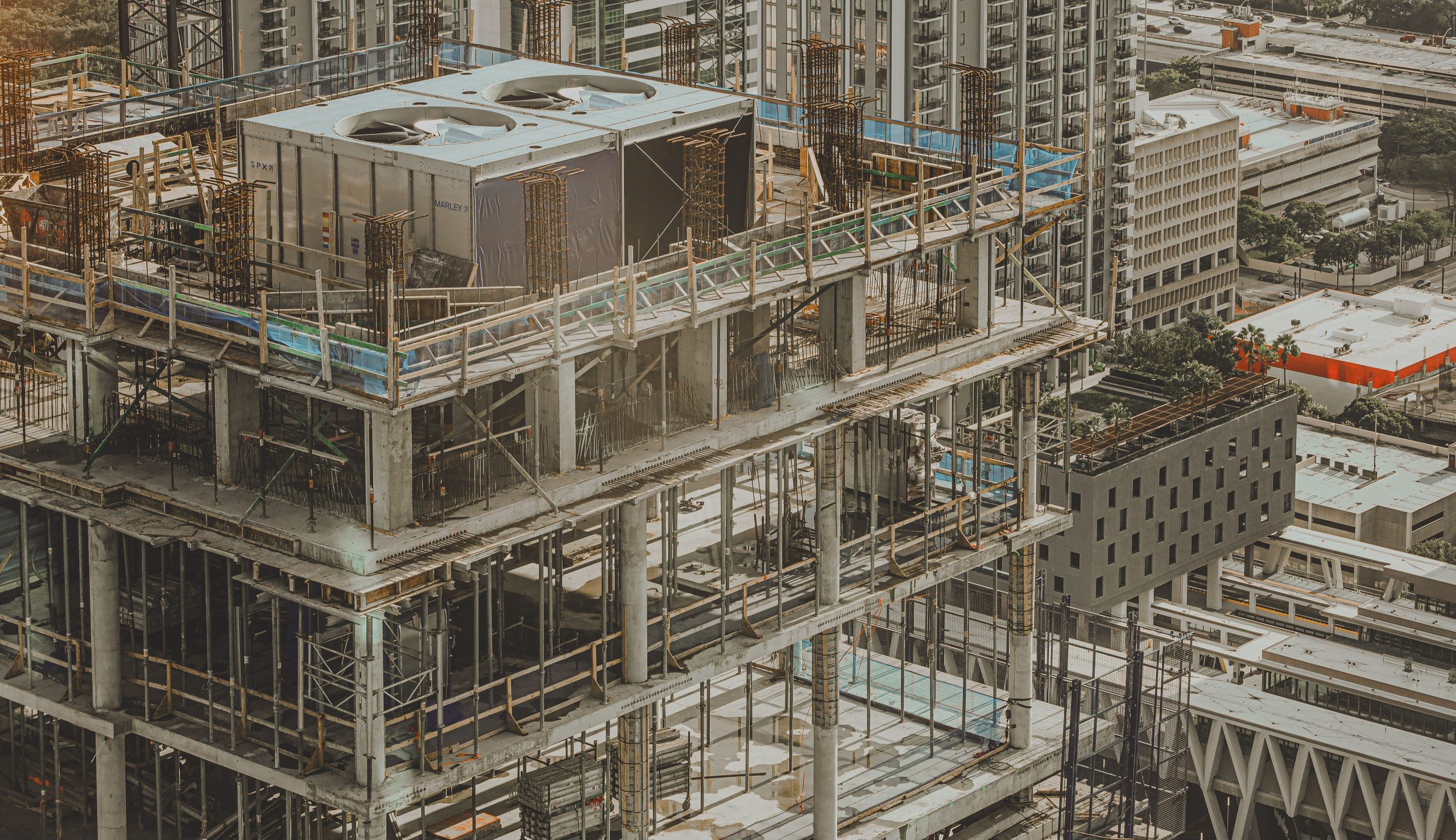 Immeuble en construction dans environnement urbain