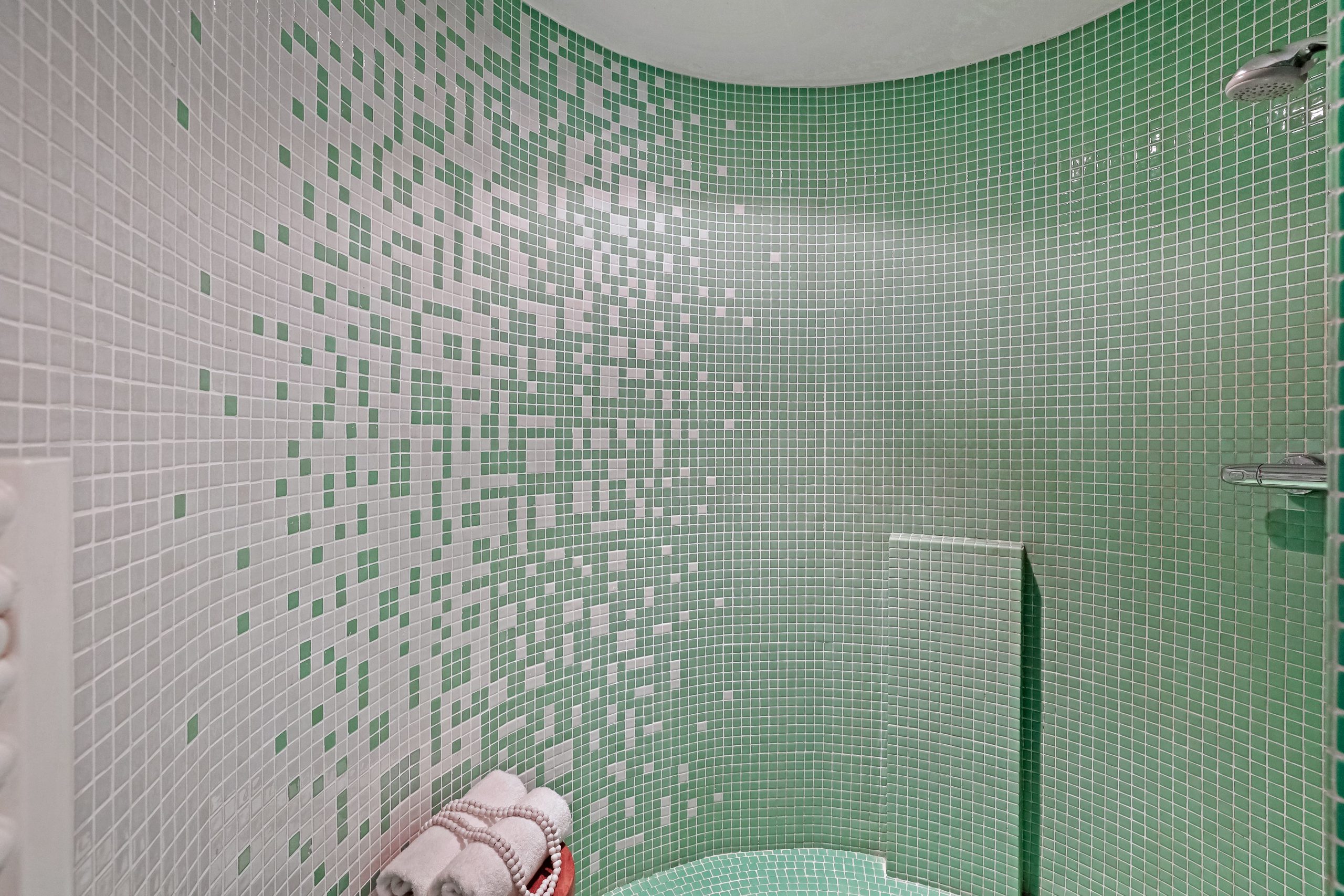 Petite salle de bain verte carrelage mosaïque