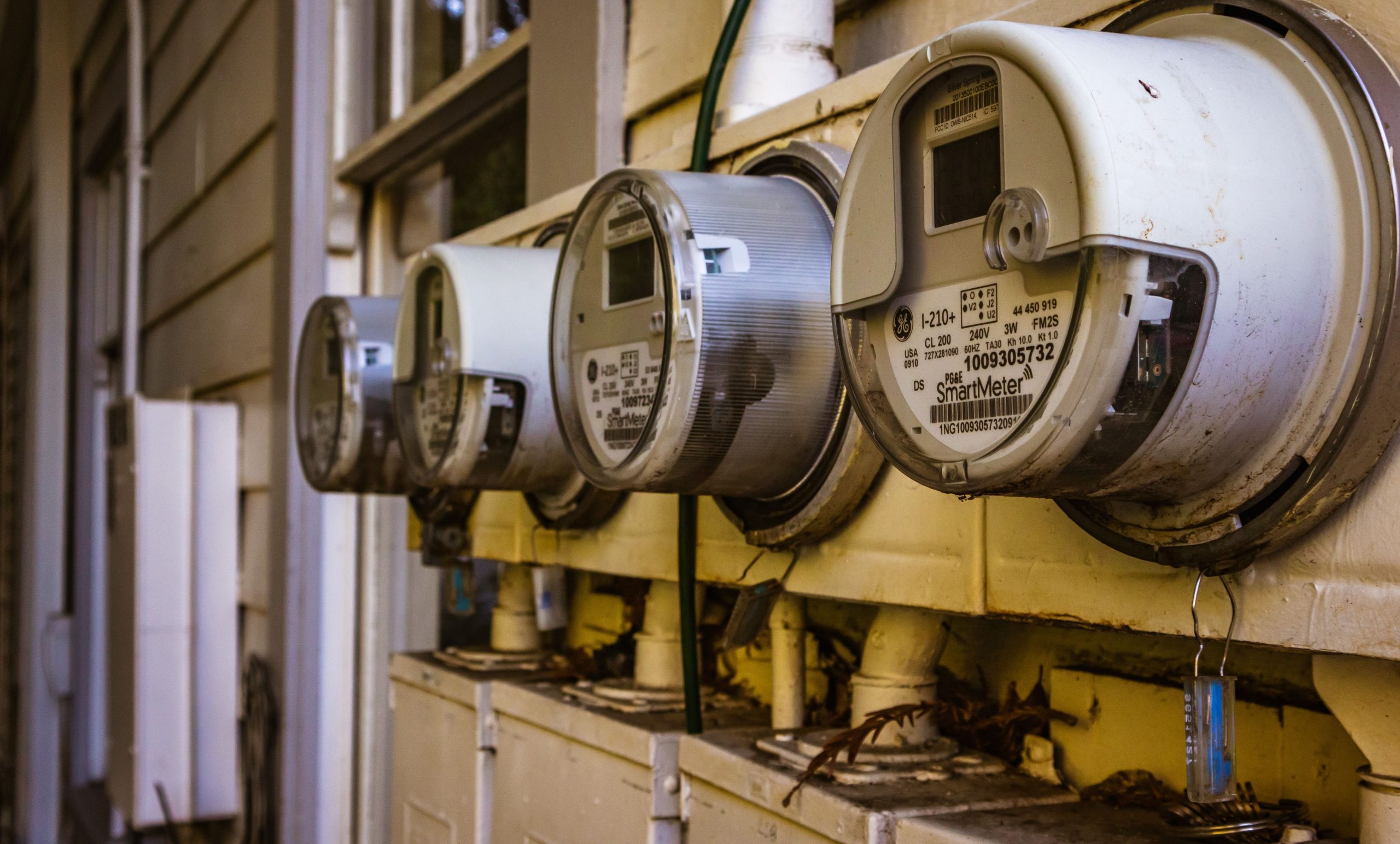 Rangée de compteurs électriques intelligents sur façade